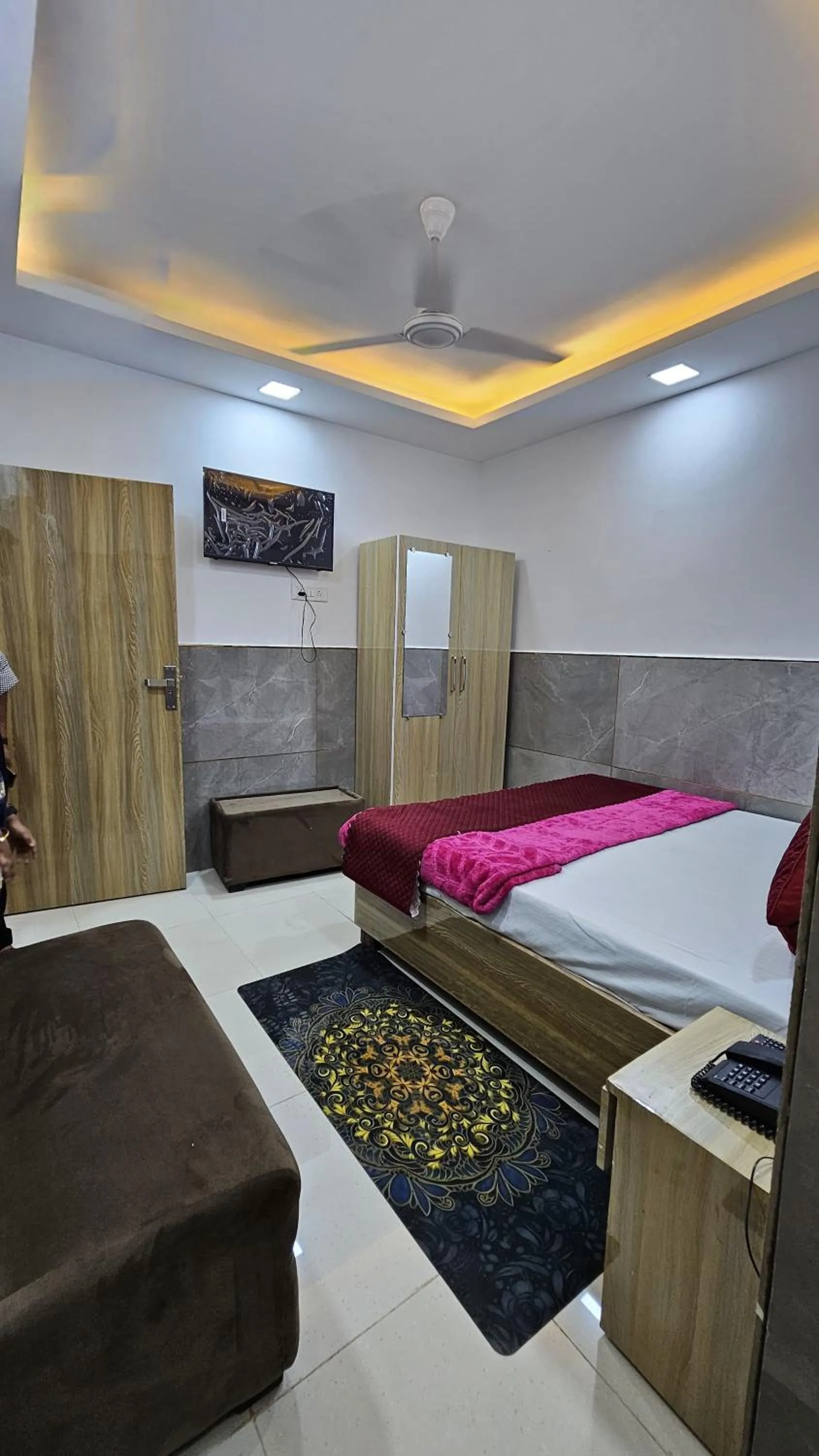 Bed in Hotel Sheeri Inn