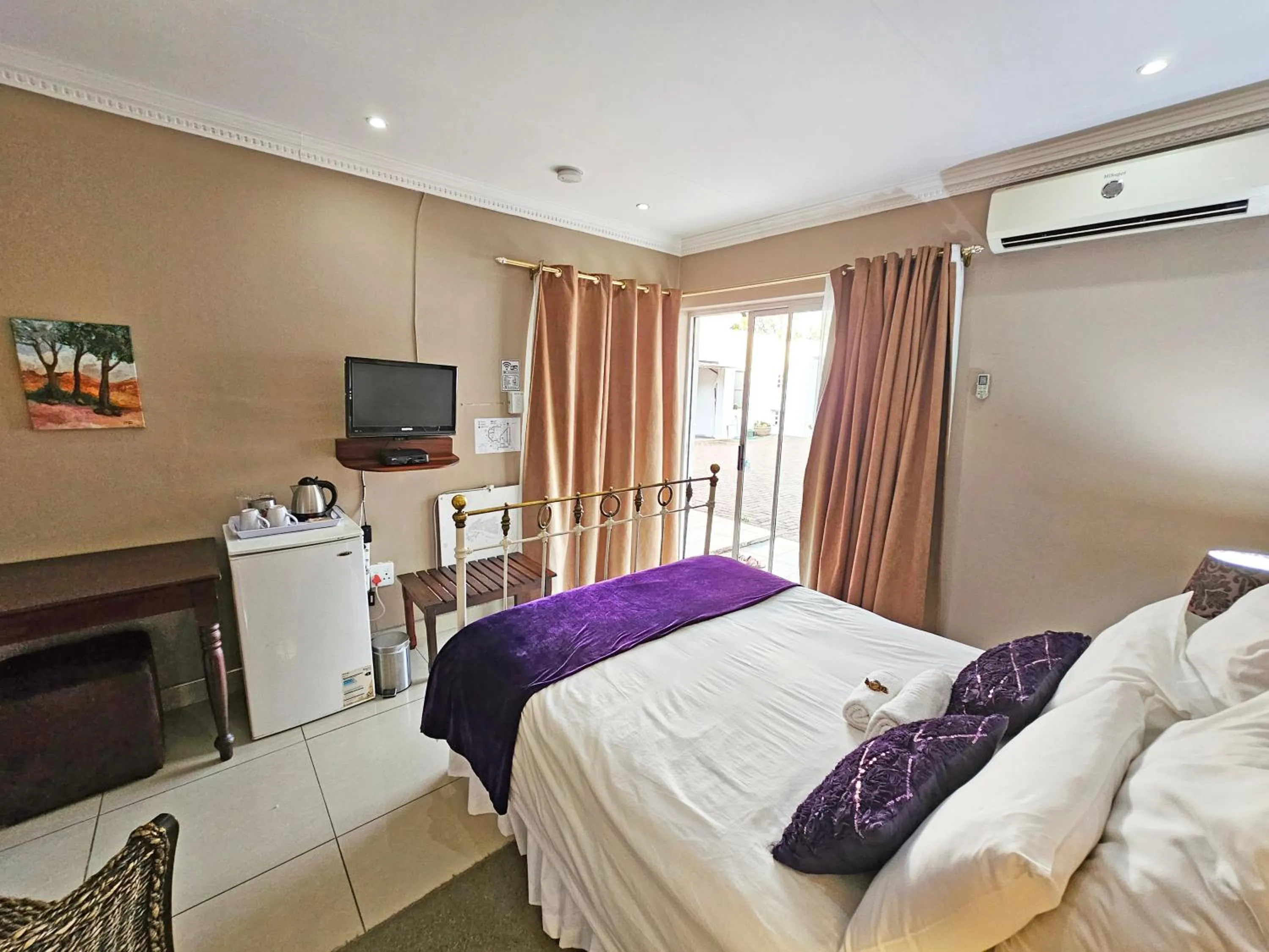 Bedroom, Bed in Bettie's Luxury Lodge