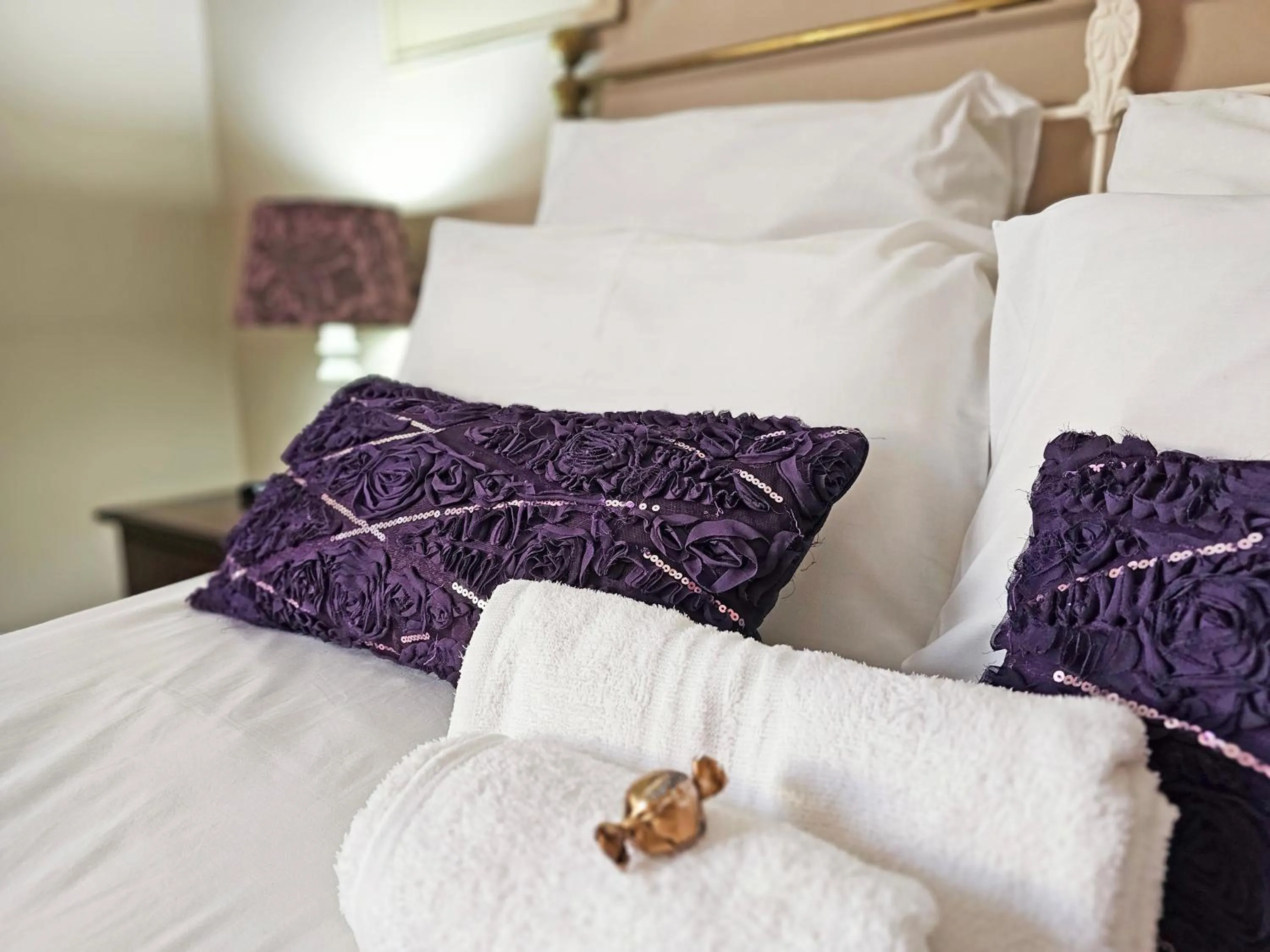 Bed in Bettie's Luxury Lodge