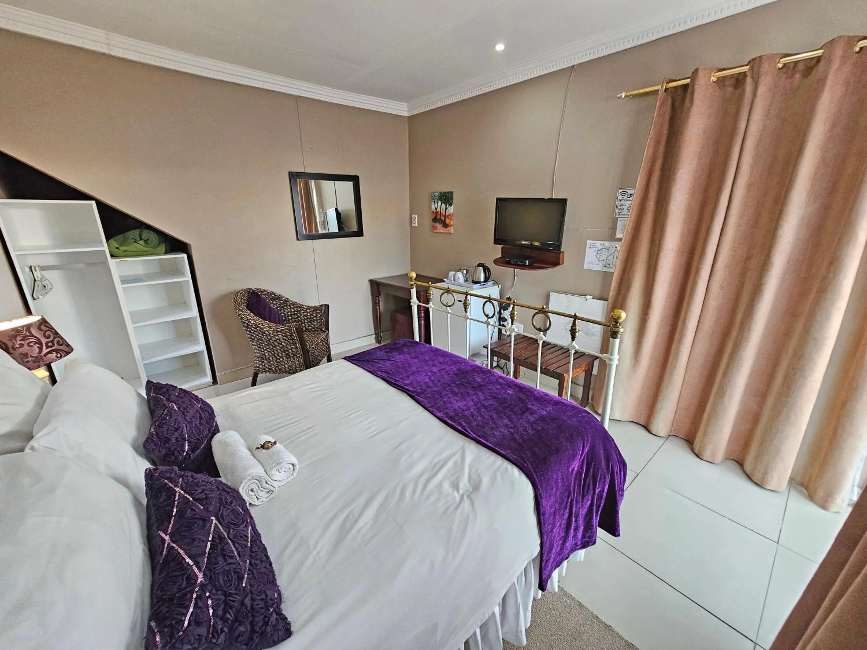 Bed in Bettie's Luxury Lodge