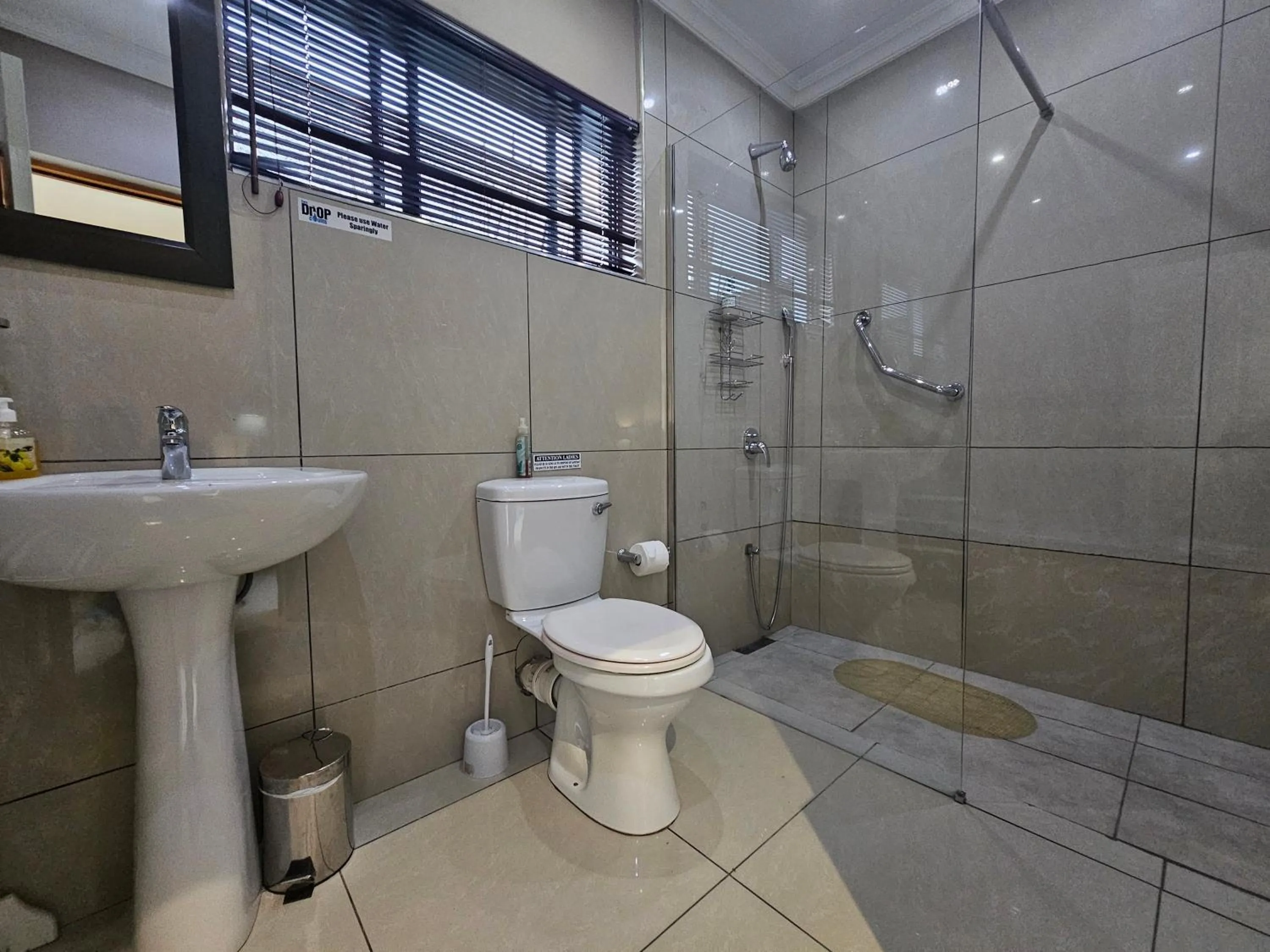 Shower in Bettie's Luxury Lodge