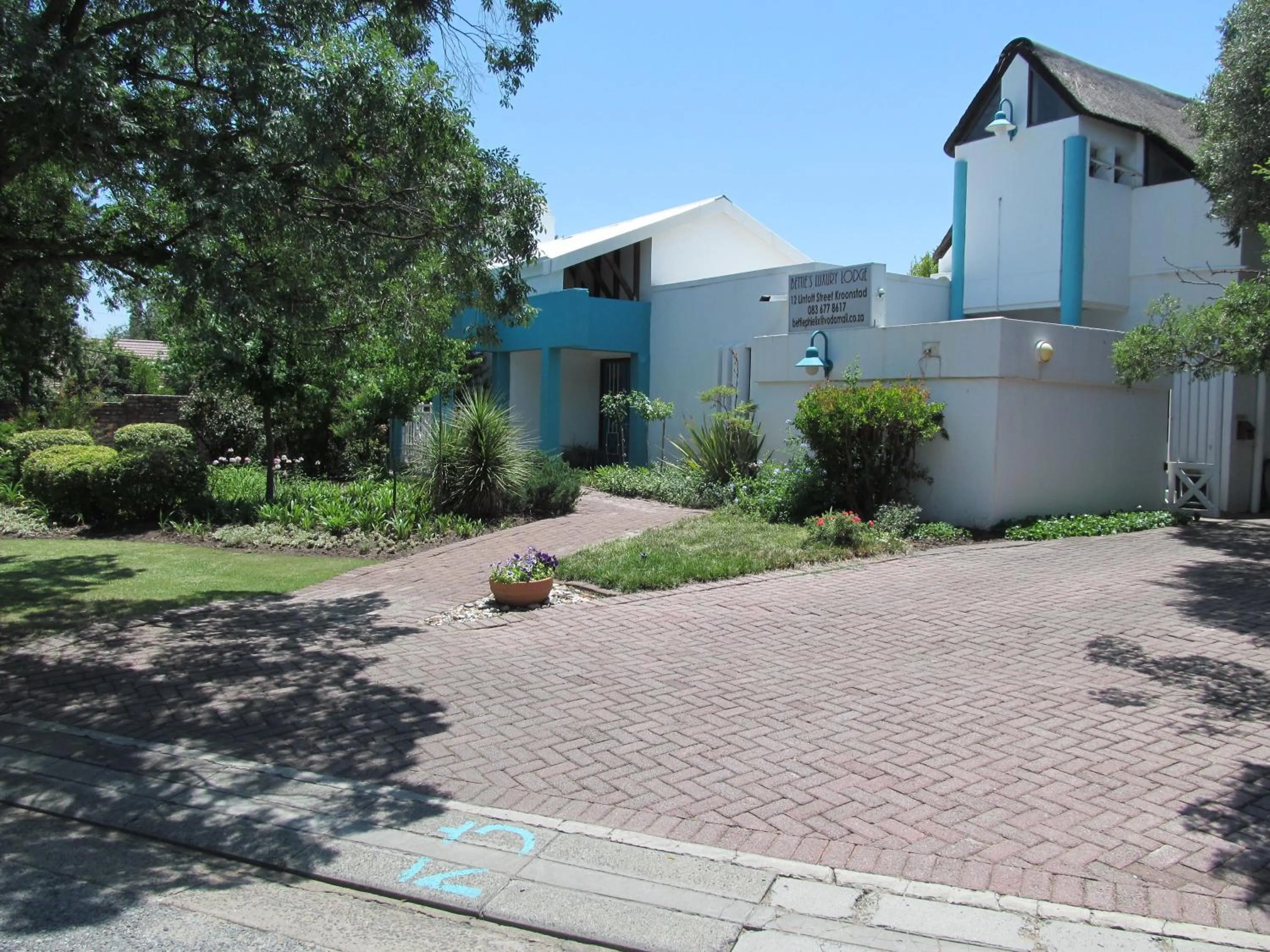 Facade/entrance in Bettie's Luxury Lodge