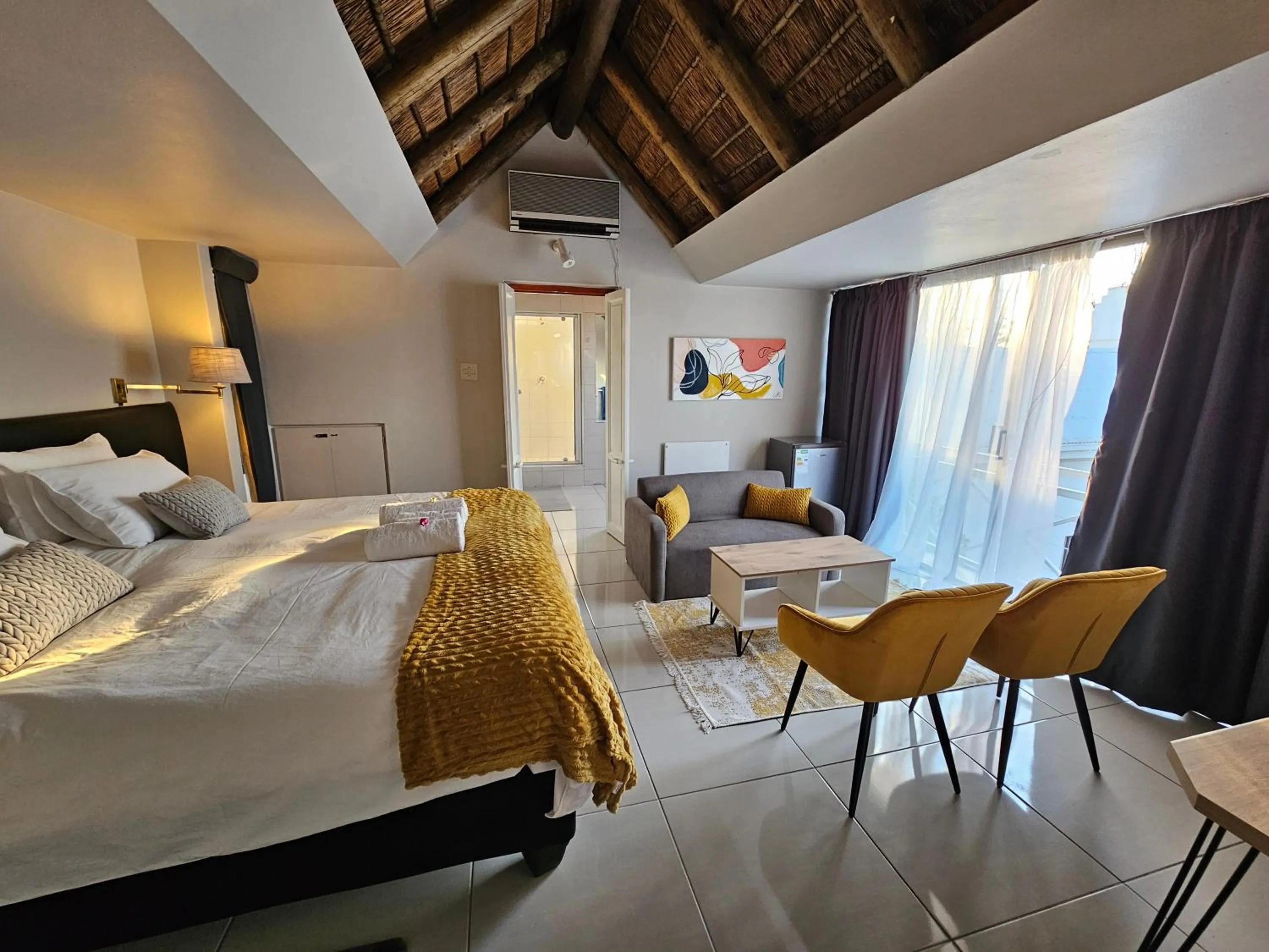 Bed in Bettie's Luxury Lodge