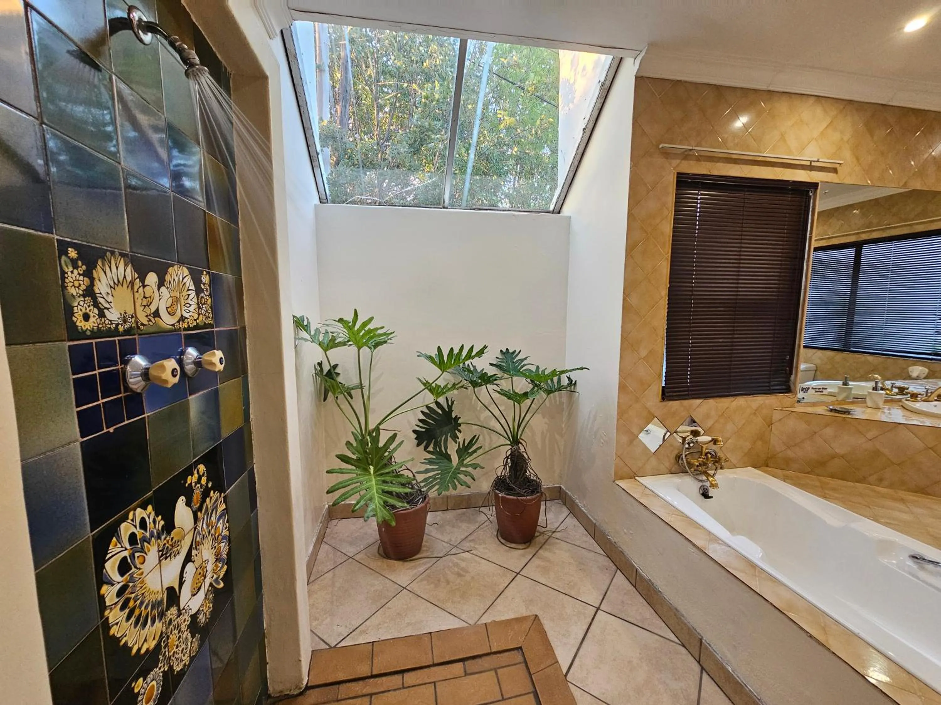 Shower in Bettie's Luxury Lodge