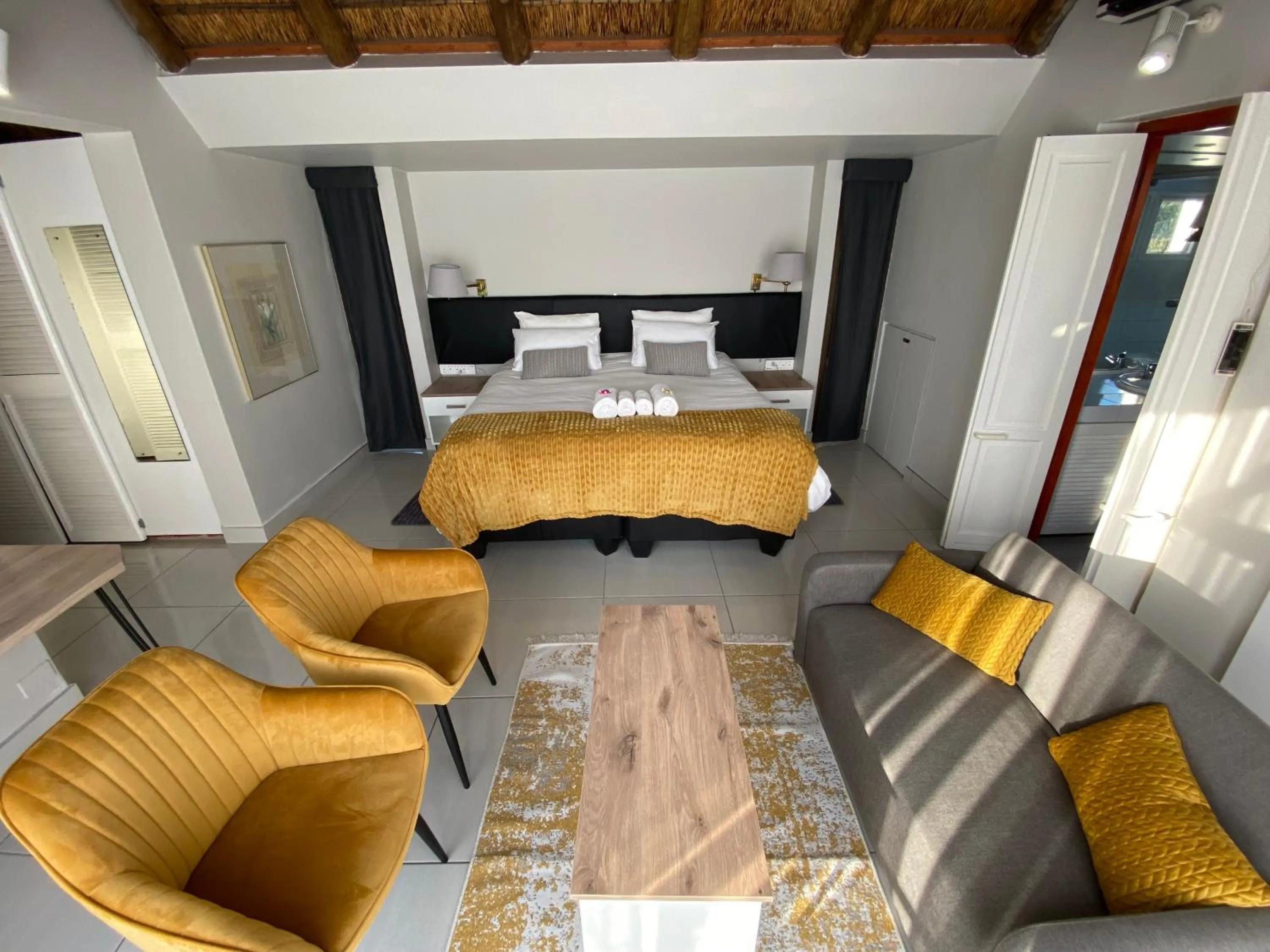 Photo of the whole room, Bed in Bettie's Luxury Lodge