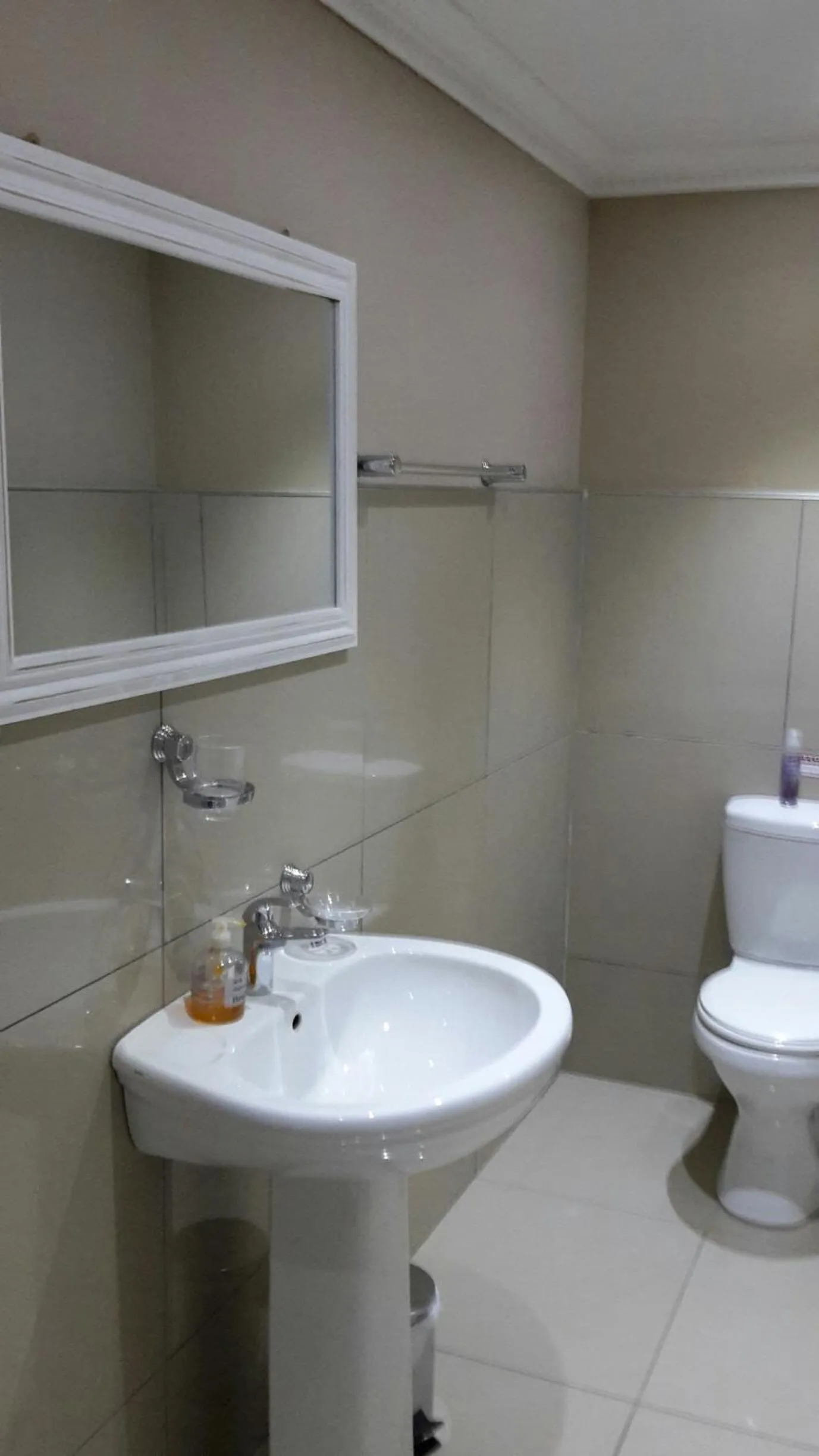 Toilet in Bettie's Luxury Lodge