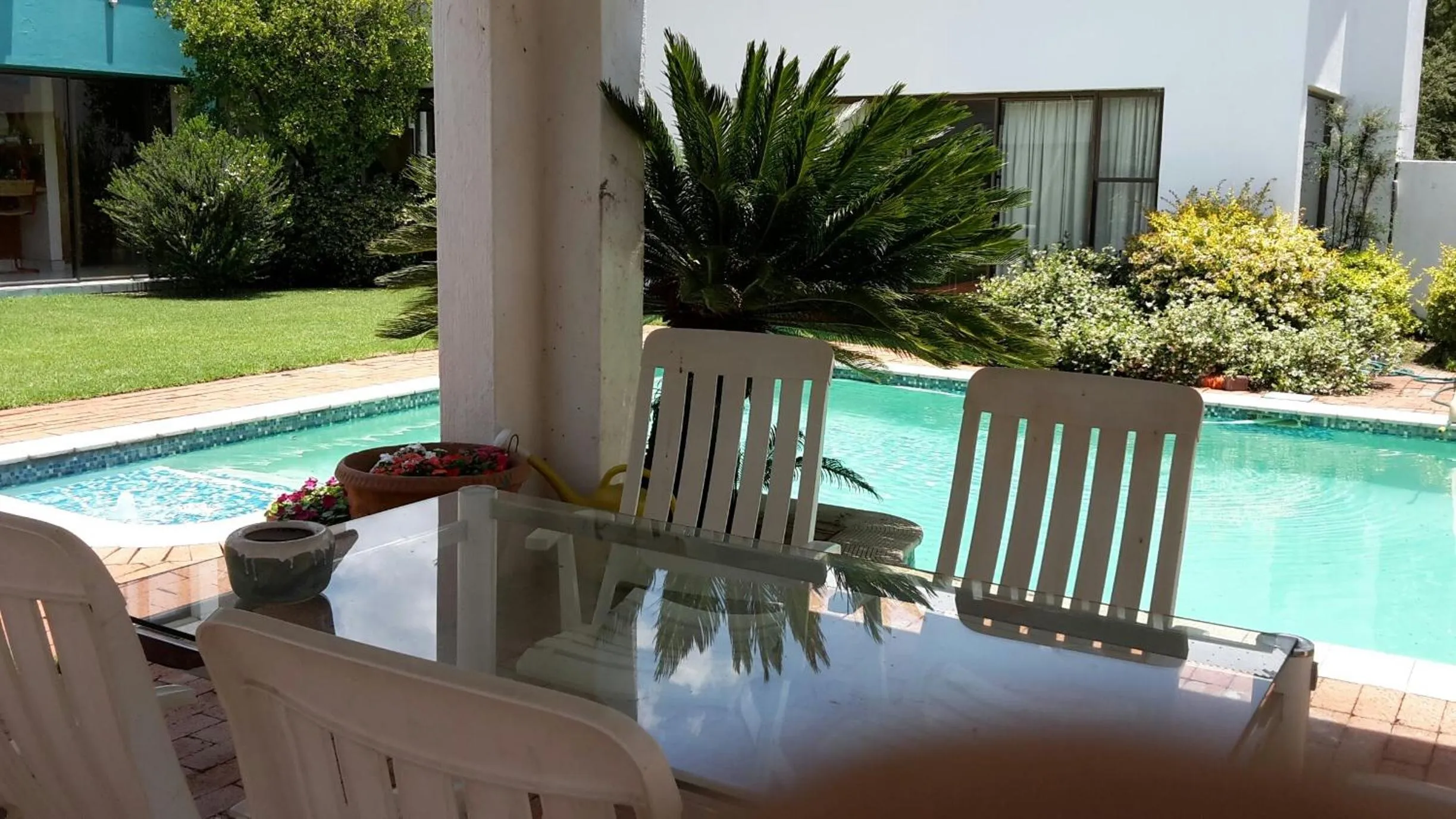 Swimming pool in Bettie's Luxury Lodge