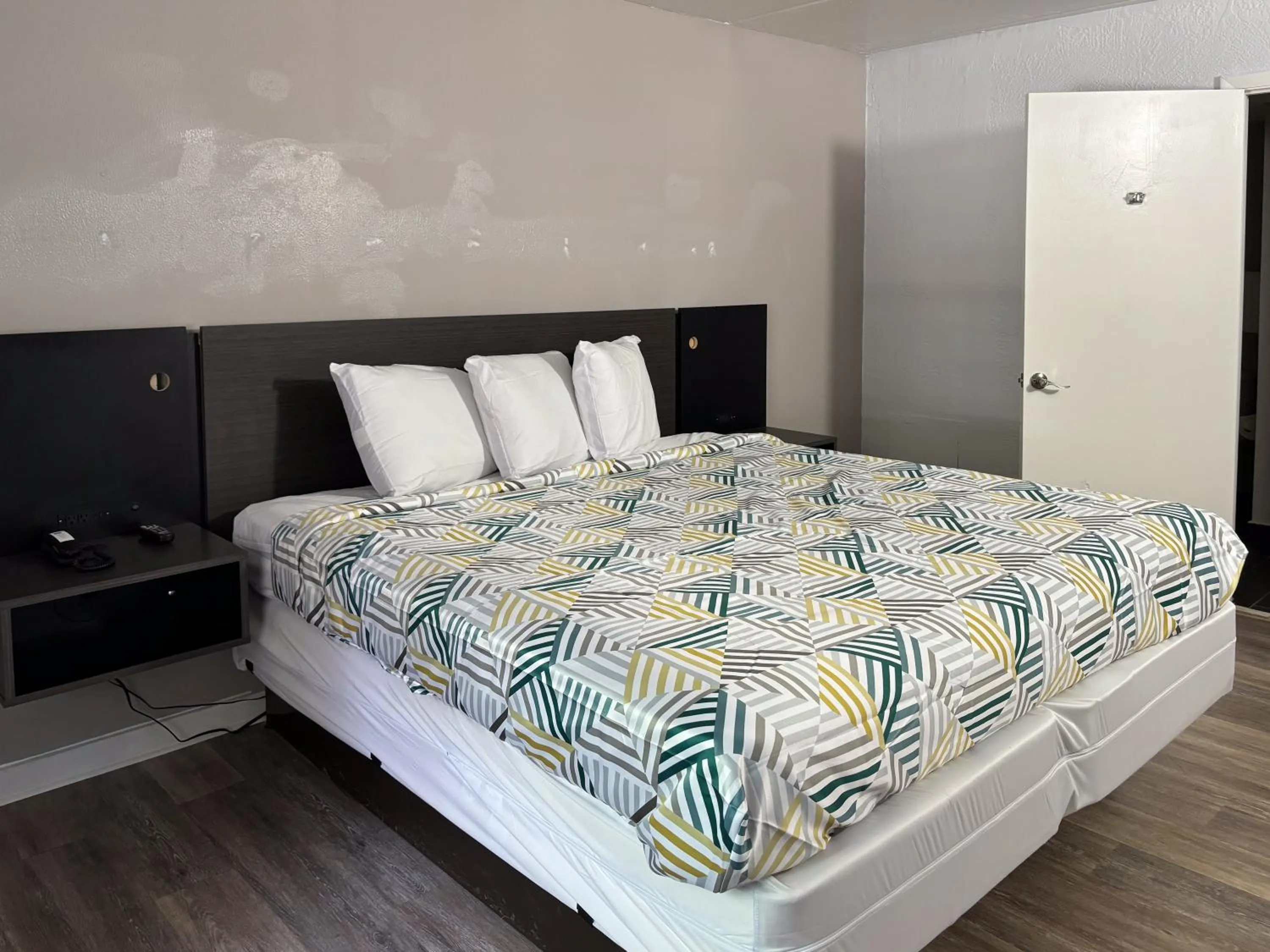 Bedroom, Bed in Studio 6 Tallahassee, FL North Monroe