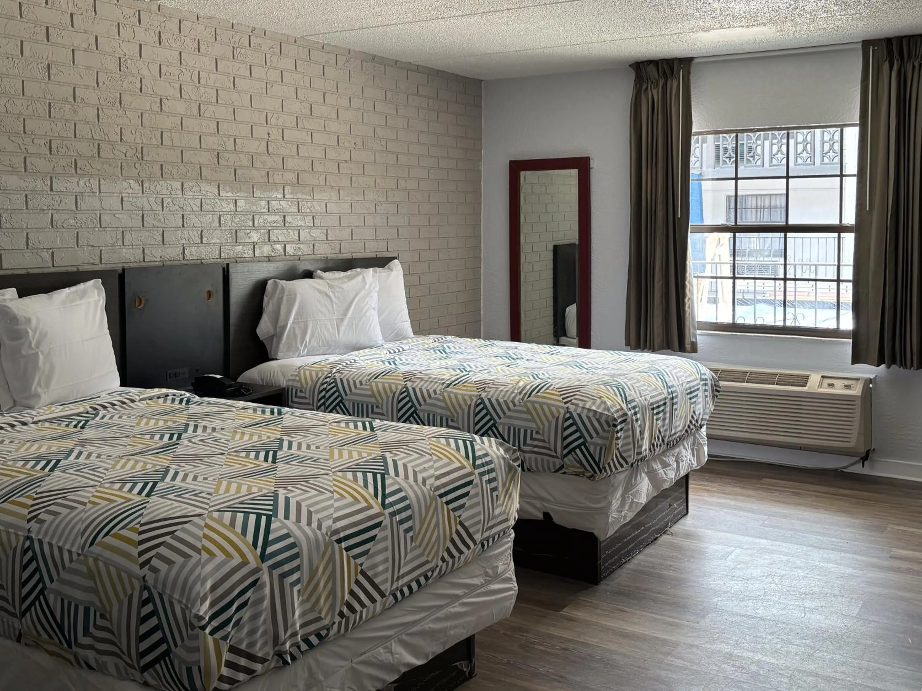 Bedroom, Bed in Studio 6 Tallahassee, FL North Monroe