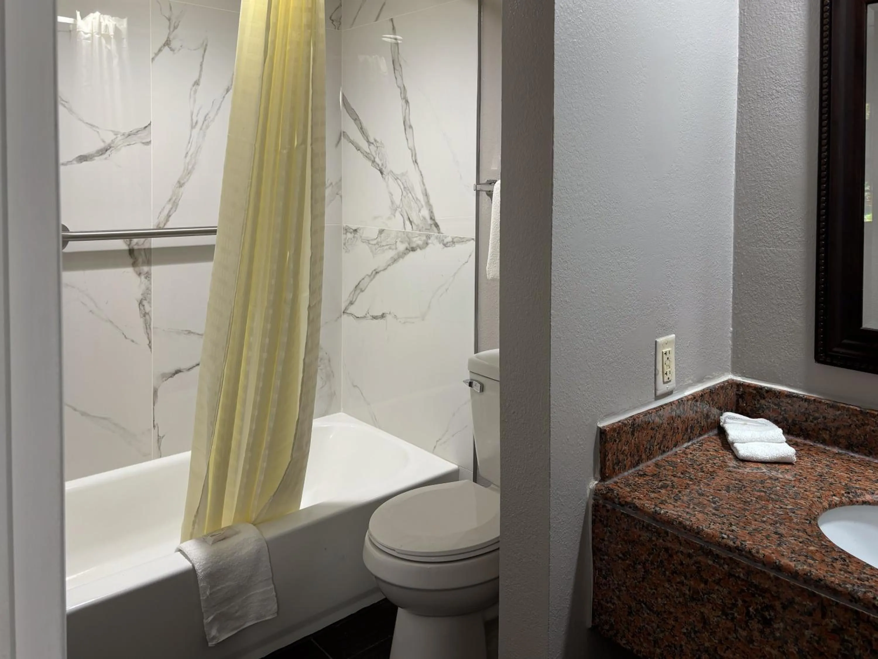 Bathroom in Studio 6 Tallahassee, FL North Monroe