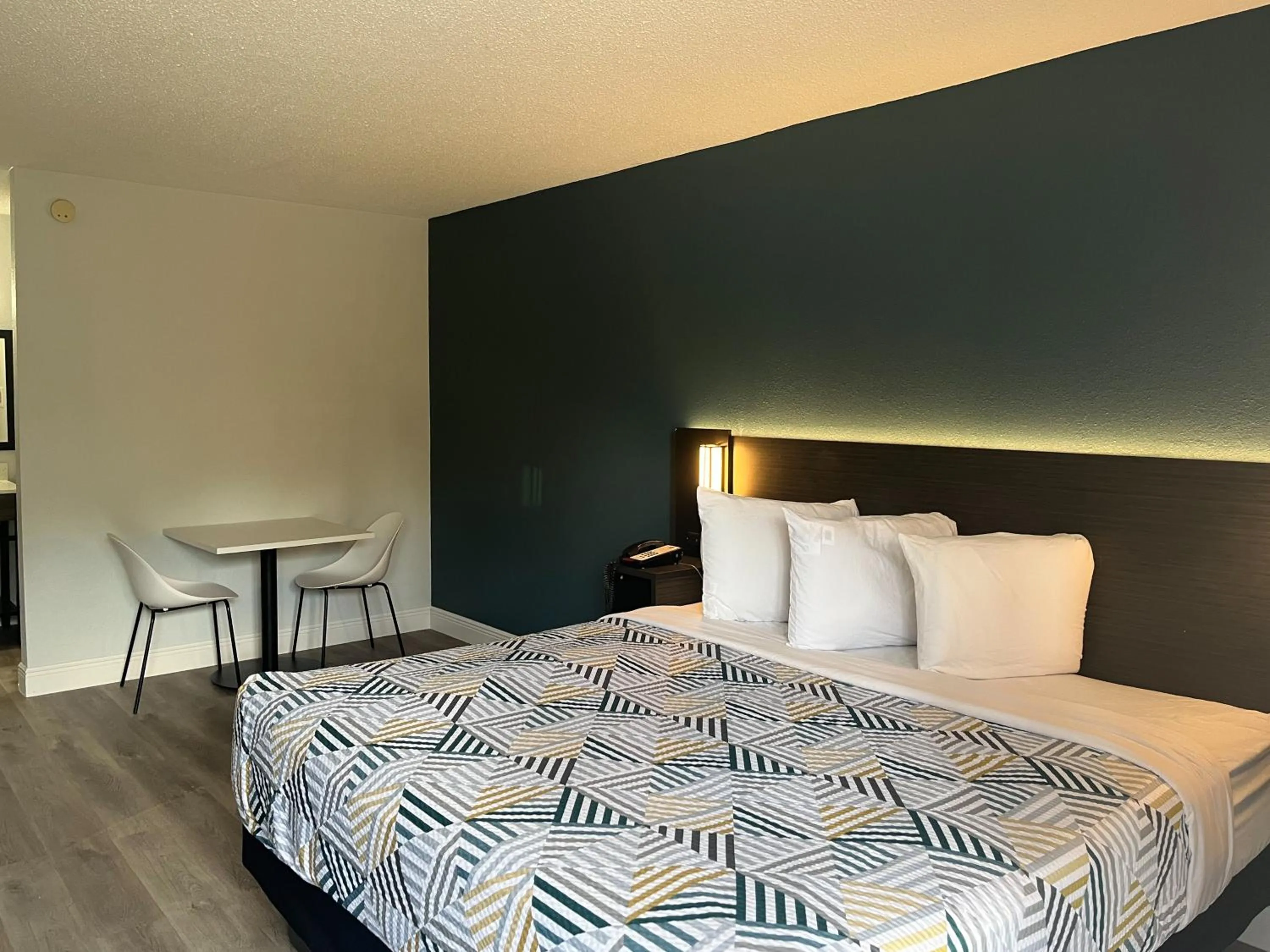 Bedroom, Bed in Americas Best Value Inn Hammond