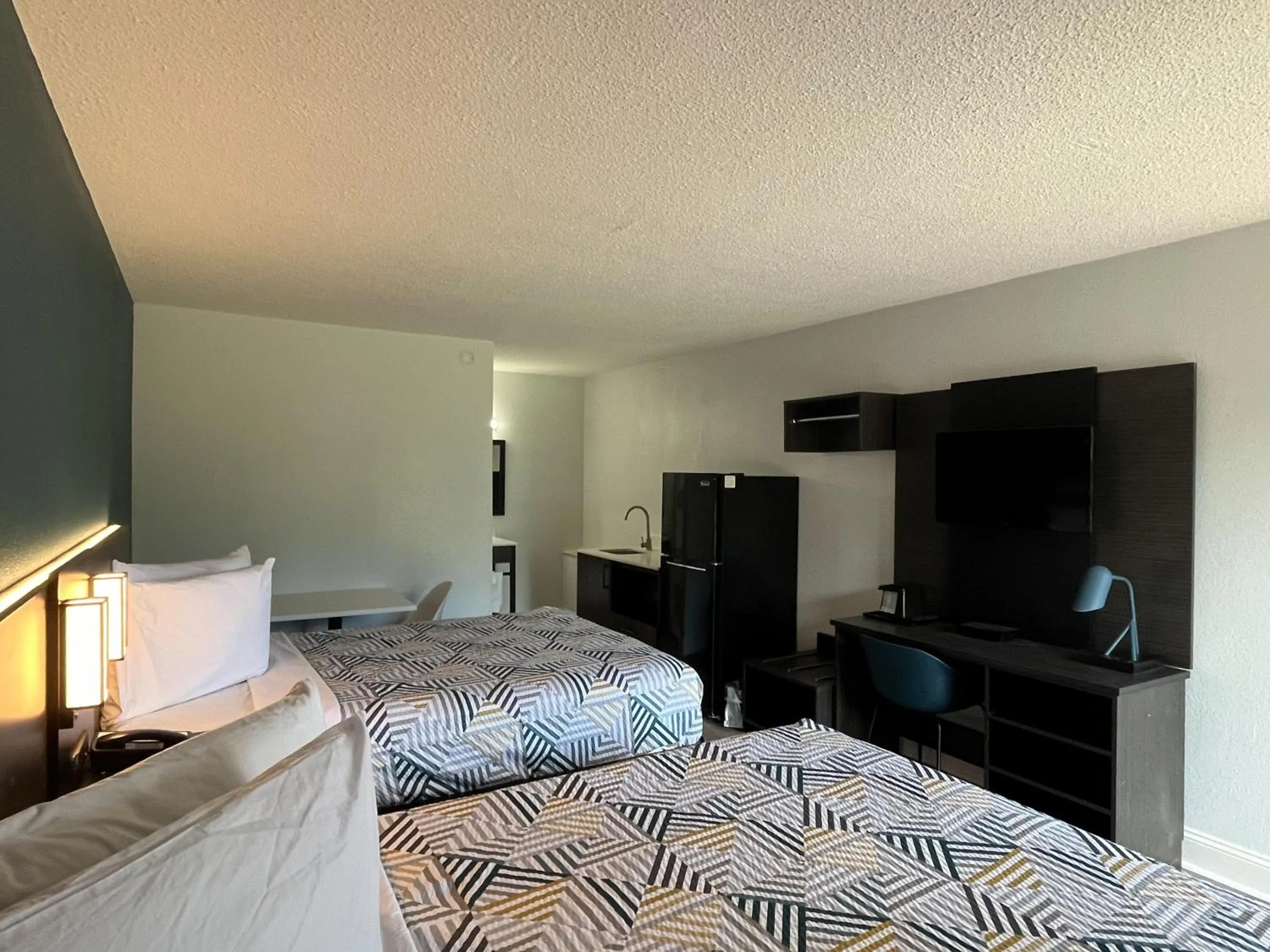 Bedroom, Bed in Americas Best Value Inn Hammond