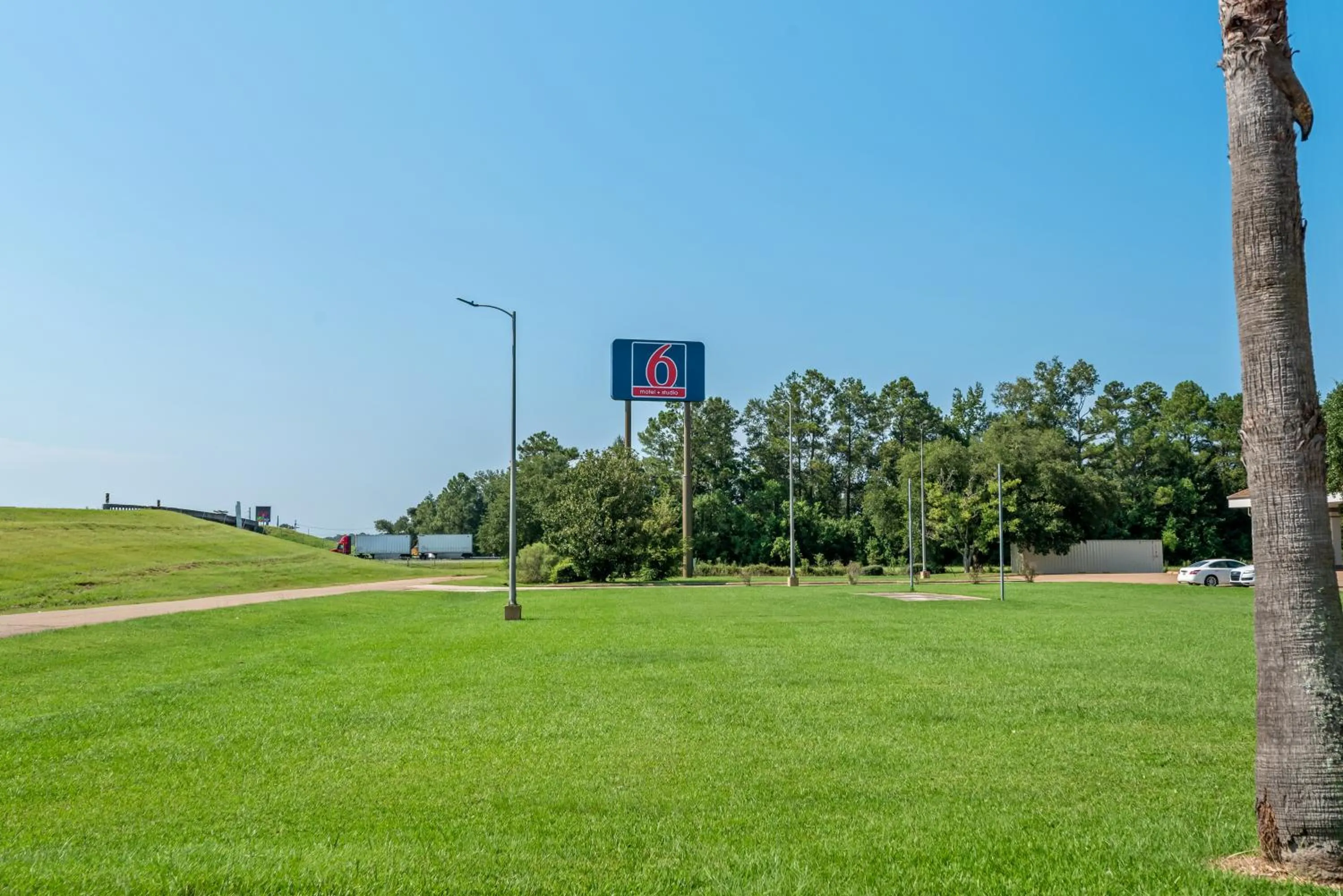 Property building in Studio 6 Hammond, LA I12 I55