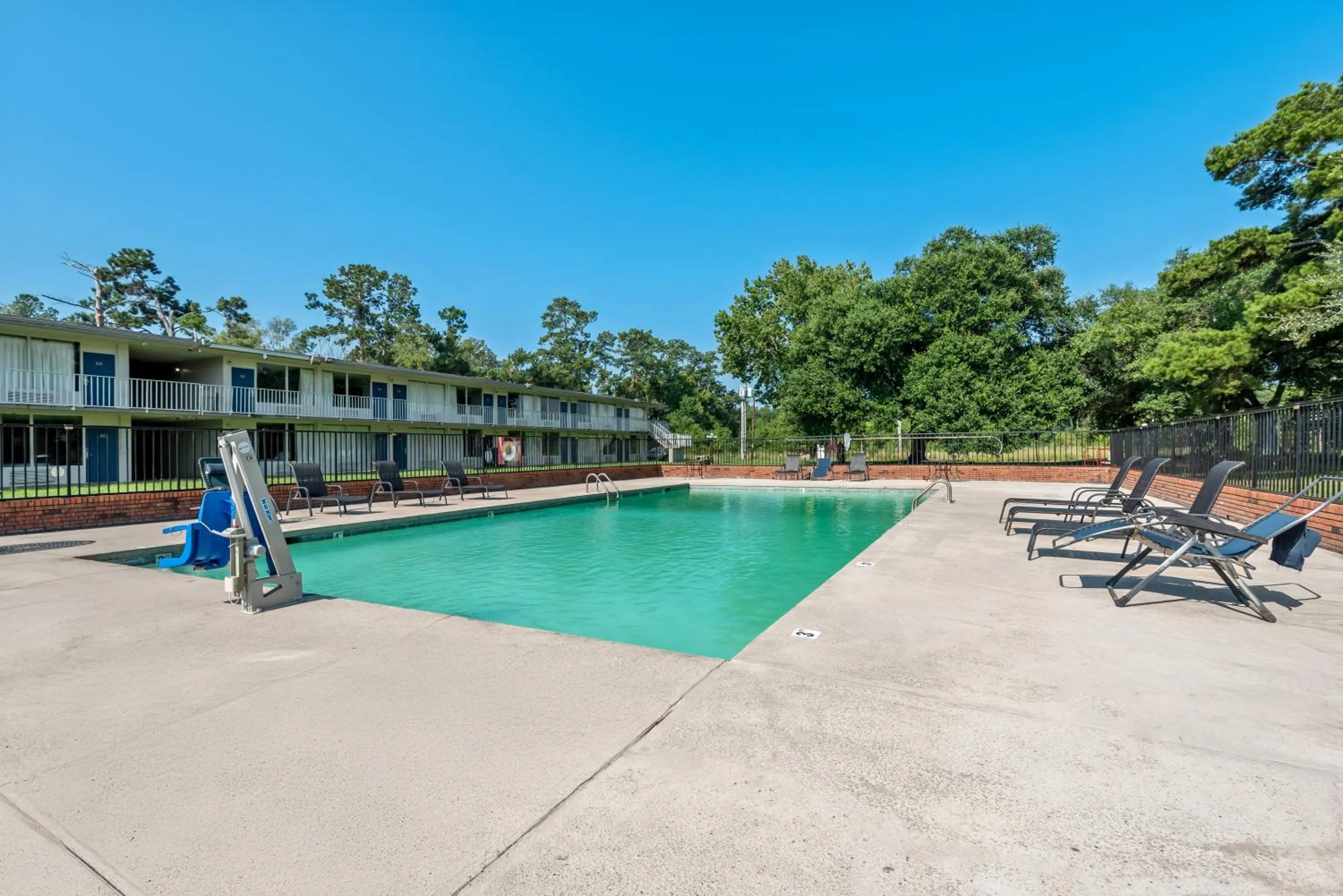 Swimming pool in Studio 6 Hammond, LA I12 I55