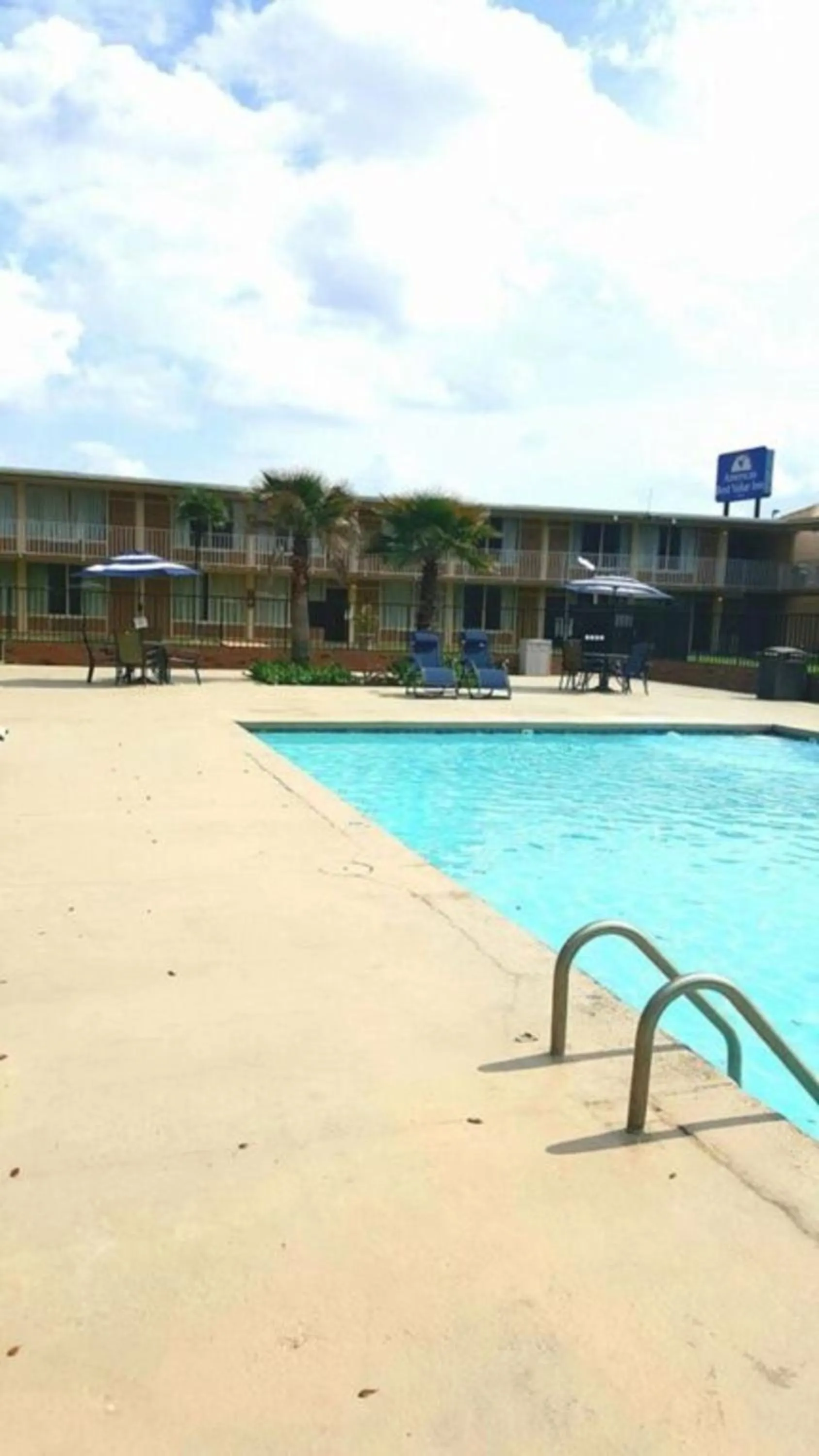 Swimming pool in Studio 6 Hammond, LA I12 I55