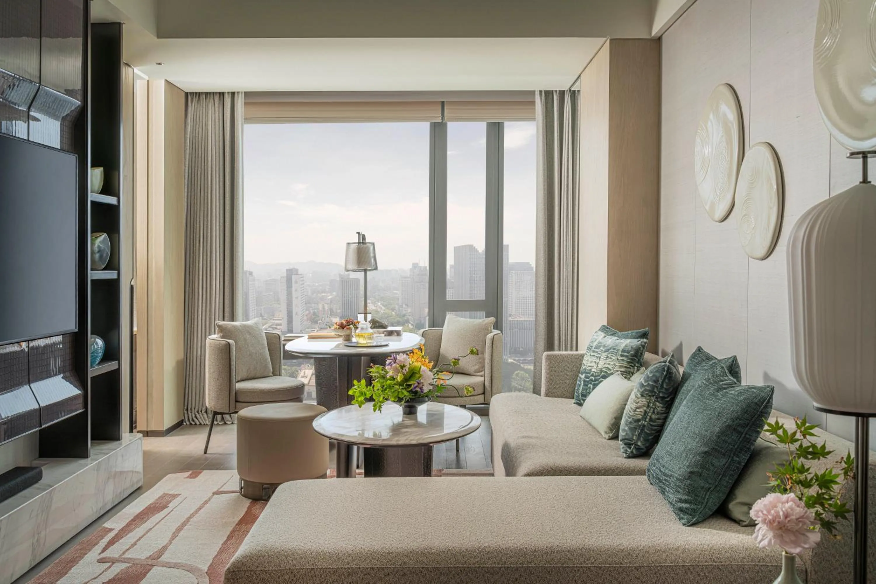 TV and multimedia in Four Seasons Hotel Hangzhou at Hangzhou Centre