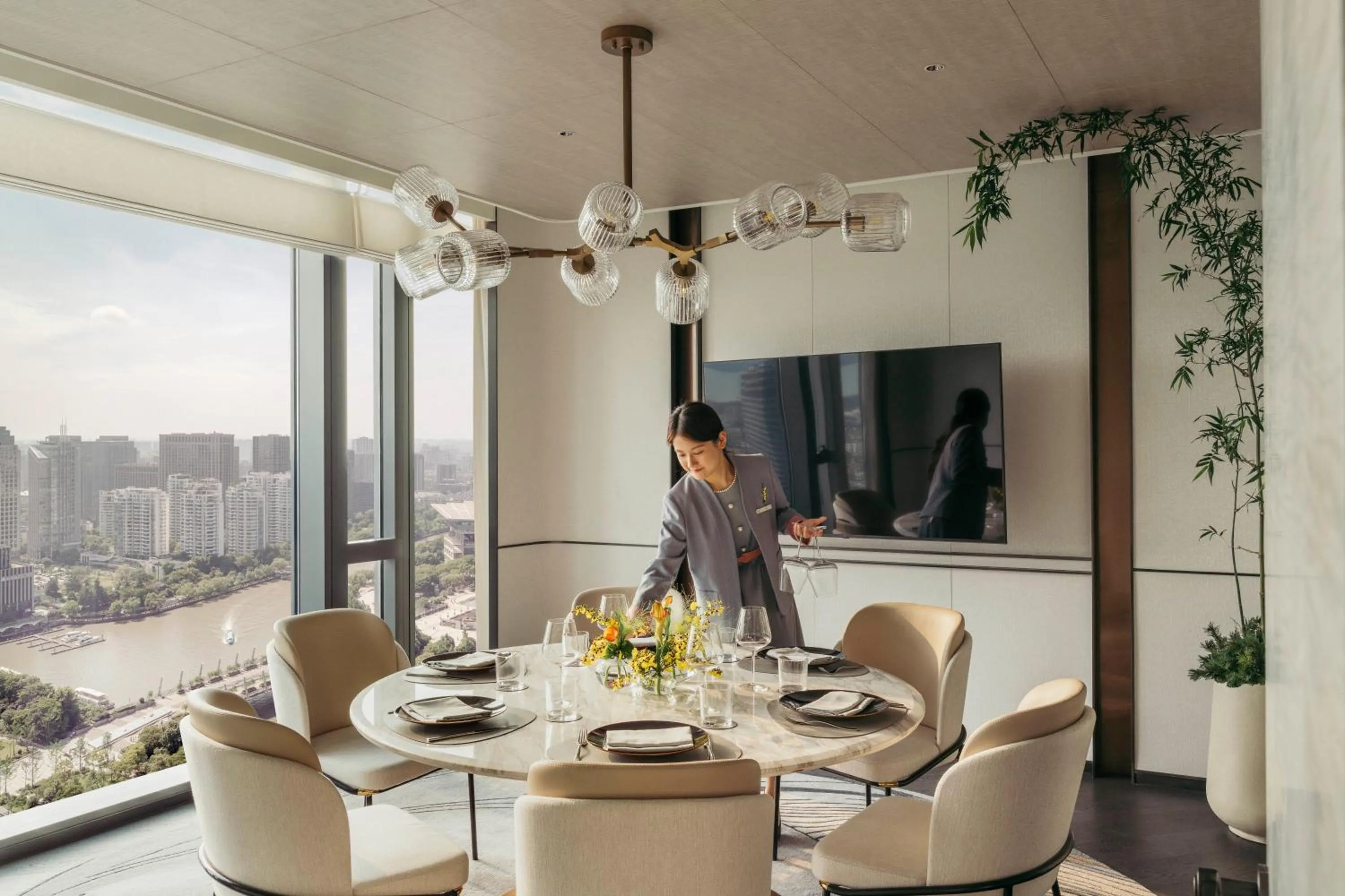 Lounge or bar in Four Seasons Hotel Hangzhou at Hangzhou Centre