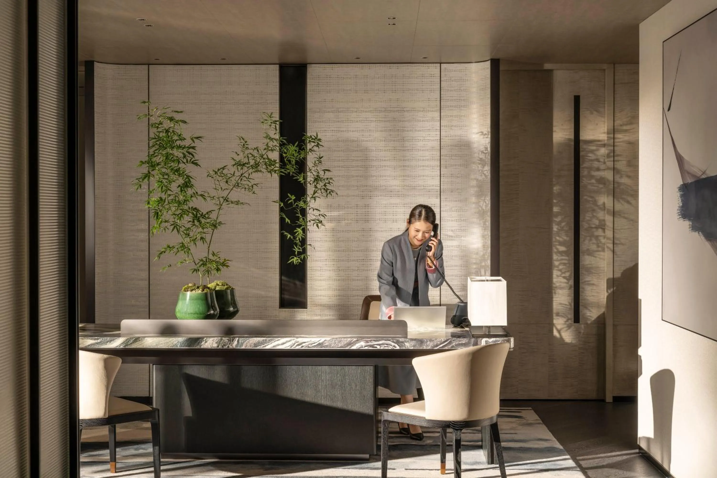 Lounge or bar in Four Seasons Hotel Hangzhou at Hangzhou Centre