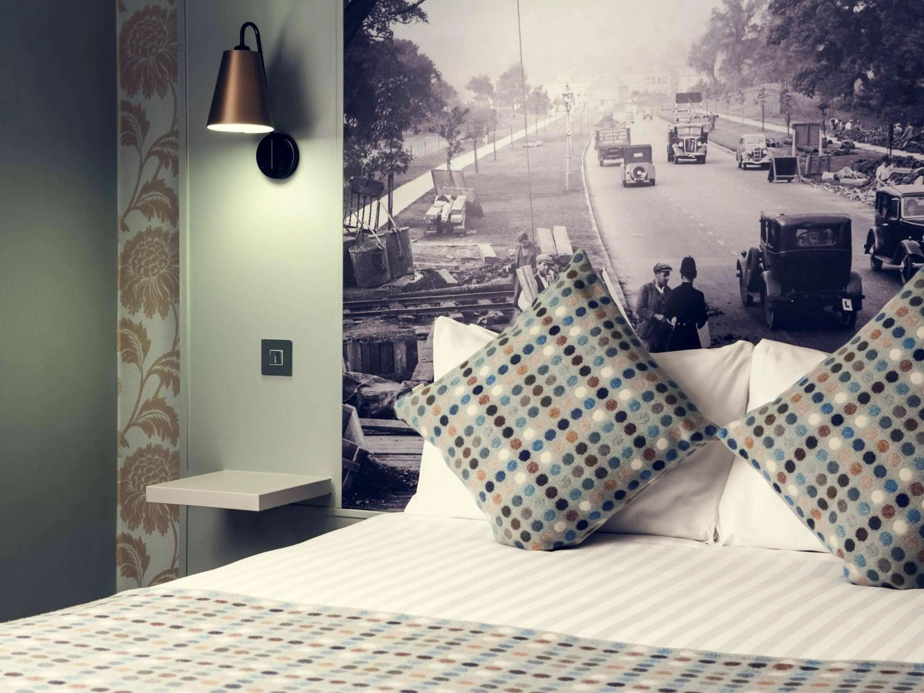 Bed in Mercure London Watford Hotel