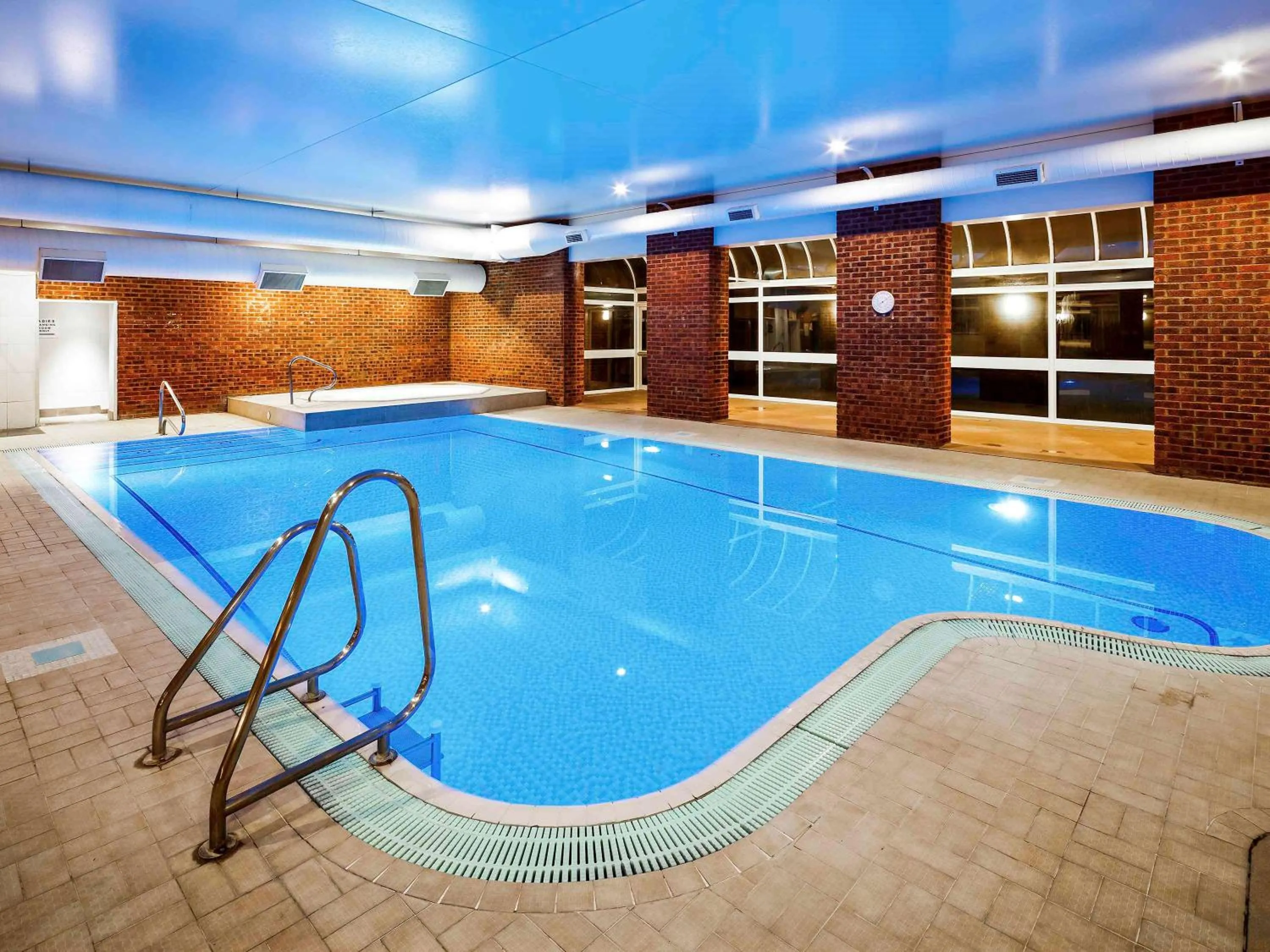 Fitness centre/facilities, Swimming Pool in Mercure London Watford Hotel