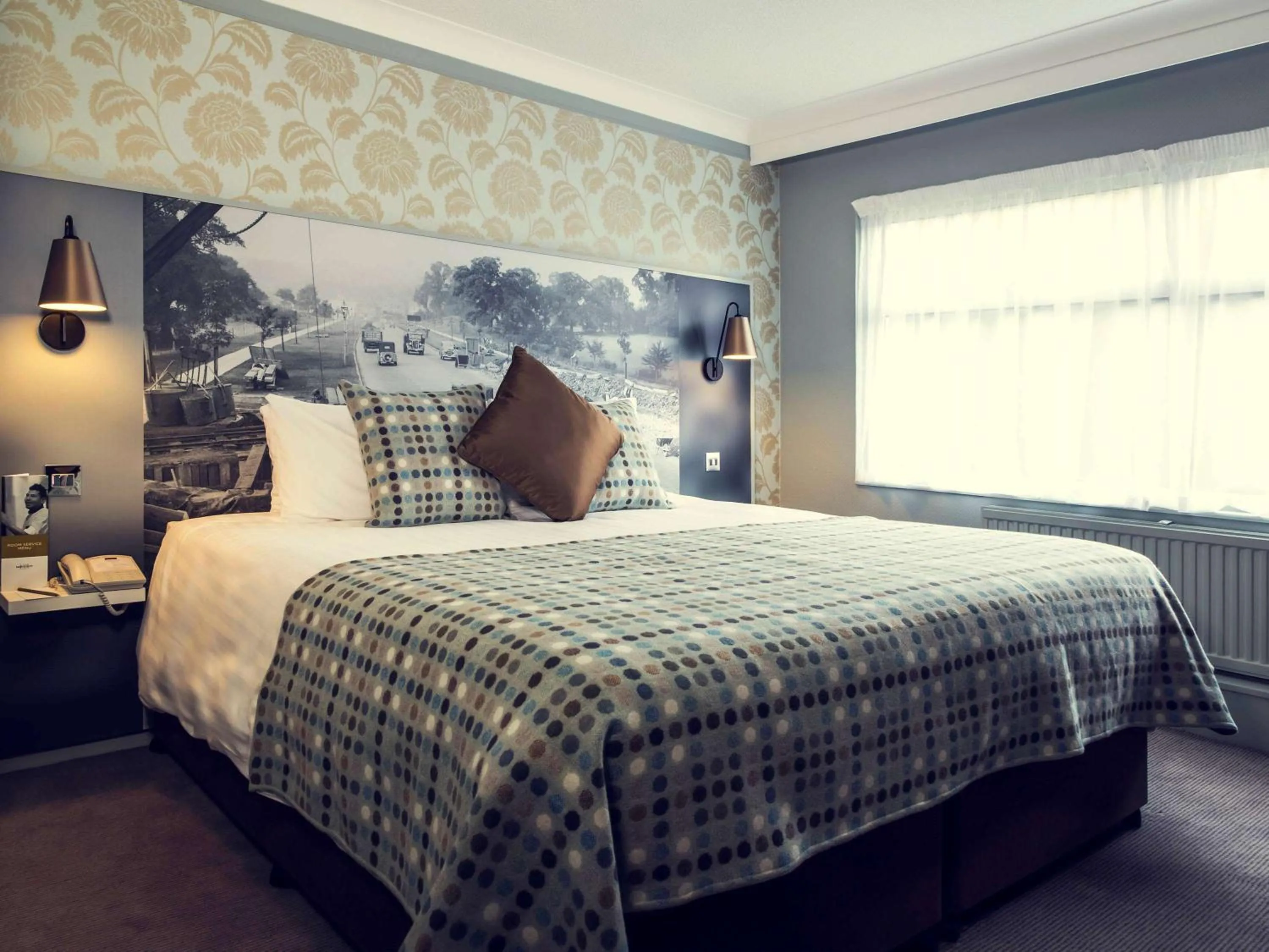 Photo of the whole room in Mercure London Watford Hotel