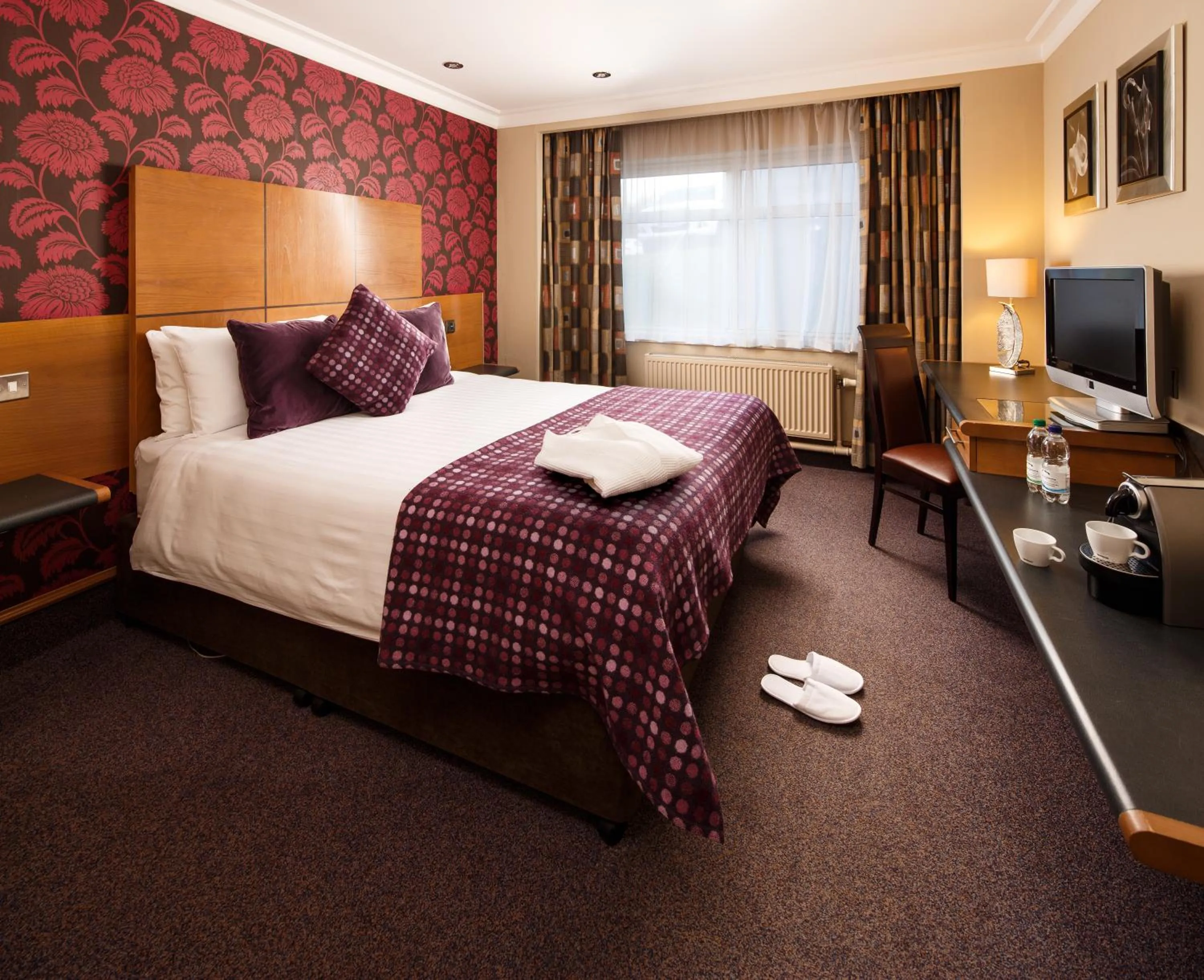 Bed in Mercure London Watford Hotel