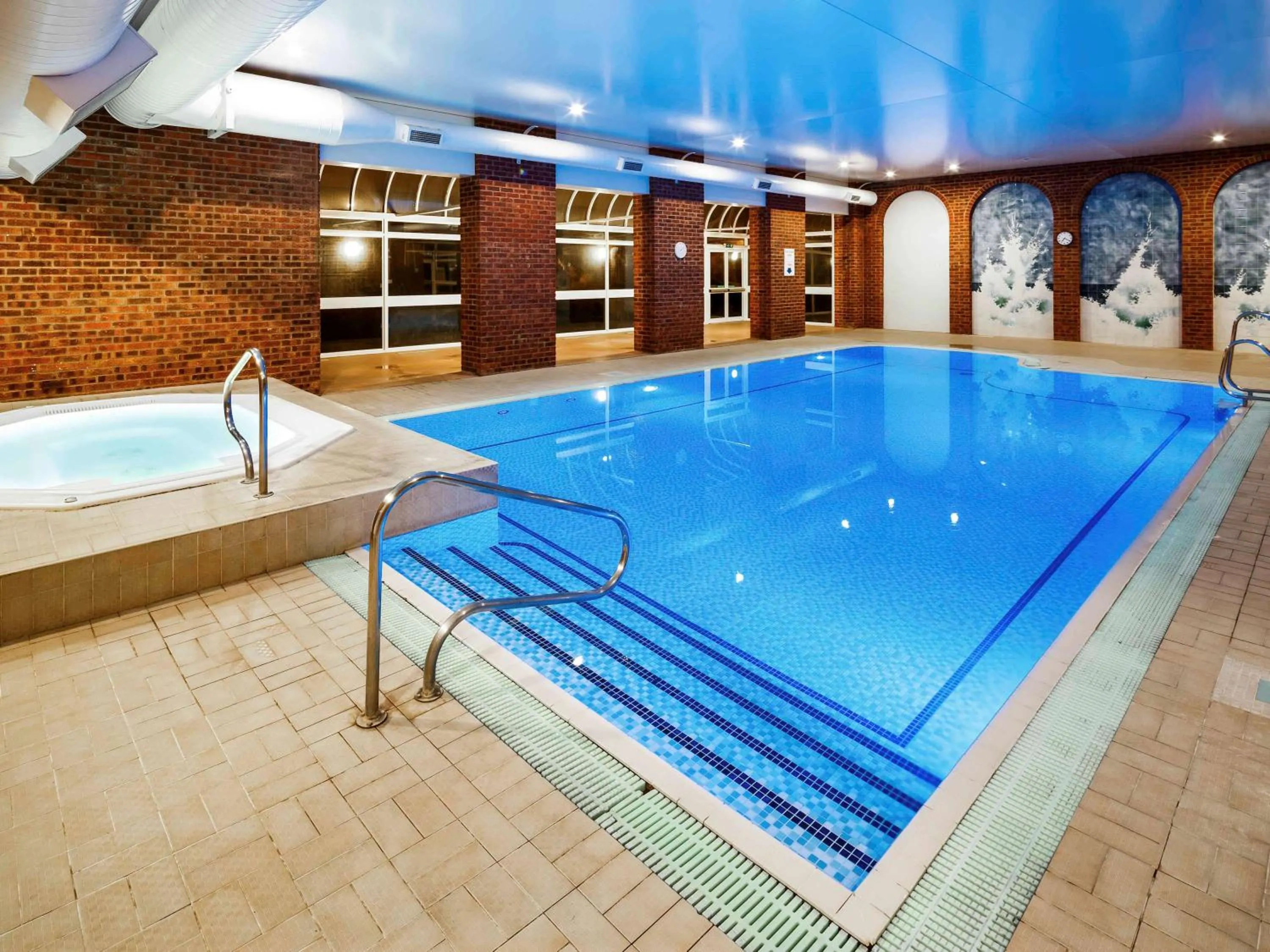 Property building, Swimming Pool in Mercure London Watford Hotel