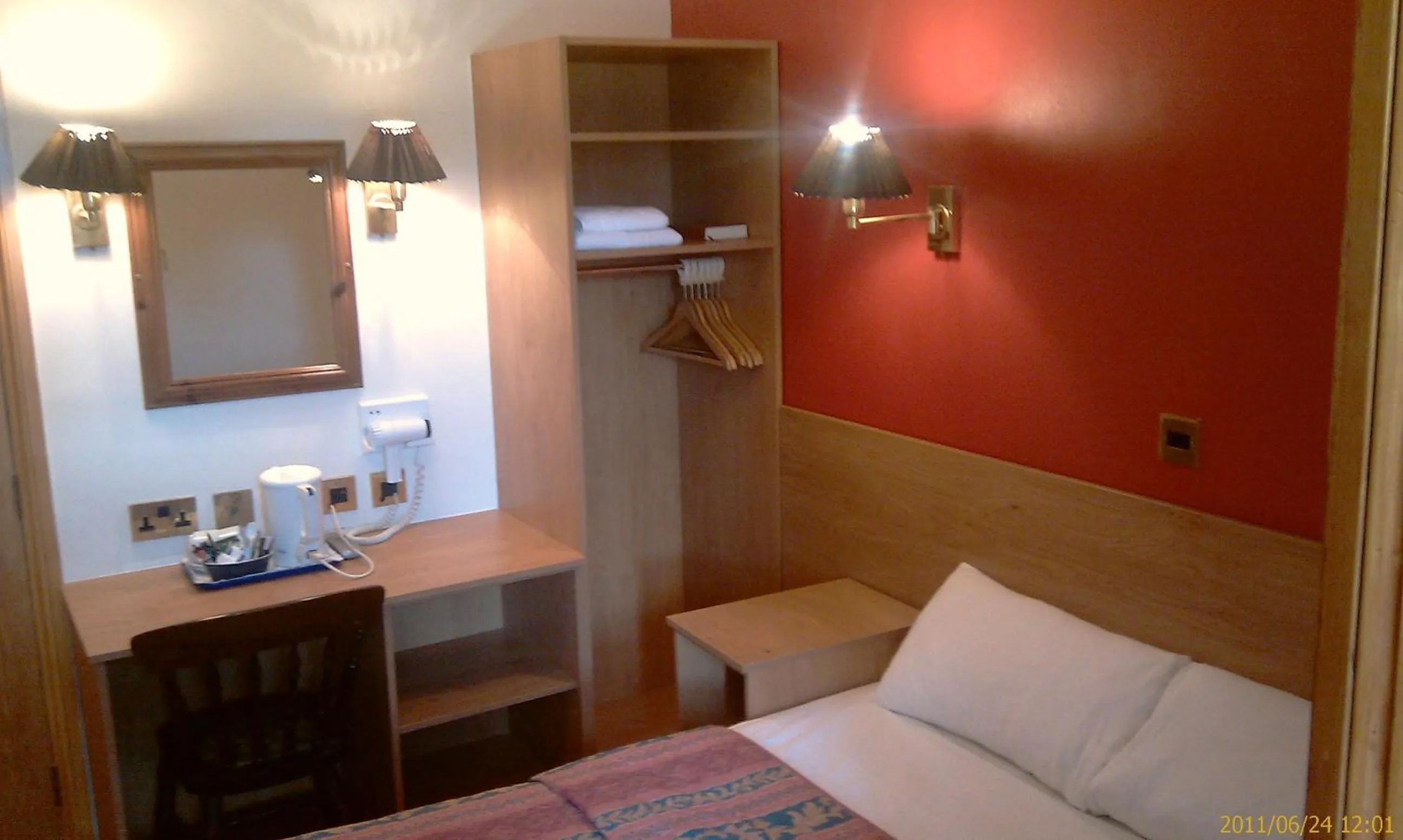 Seating area, Bed in Crescent Hotel