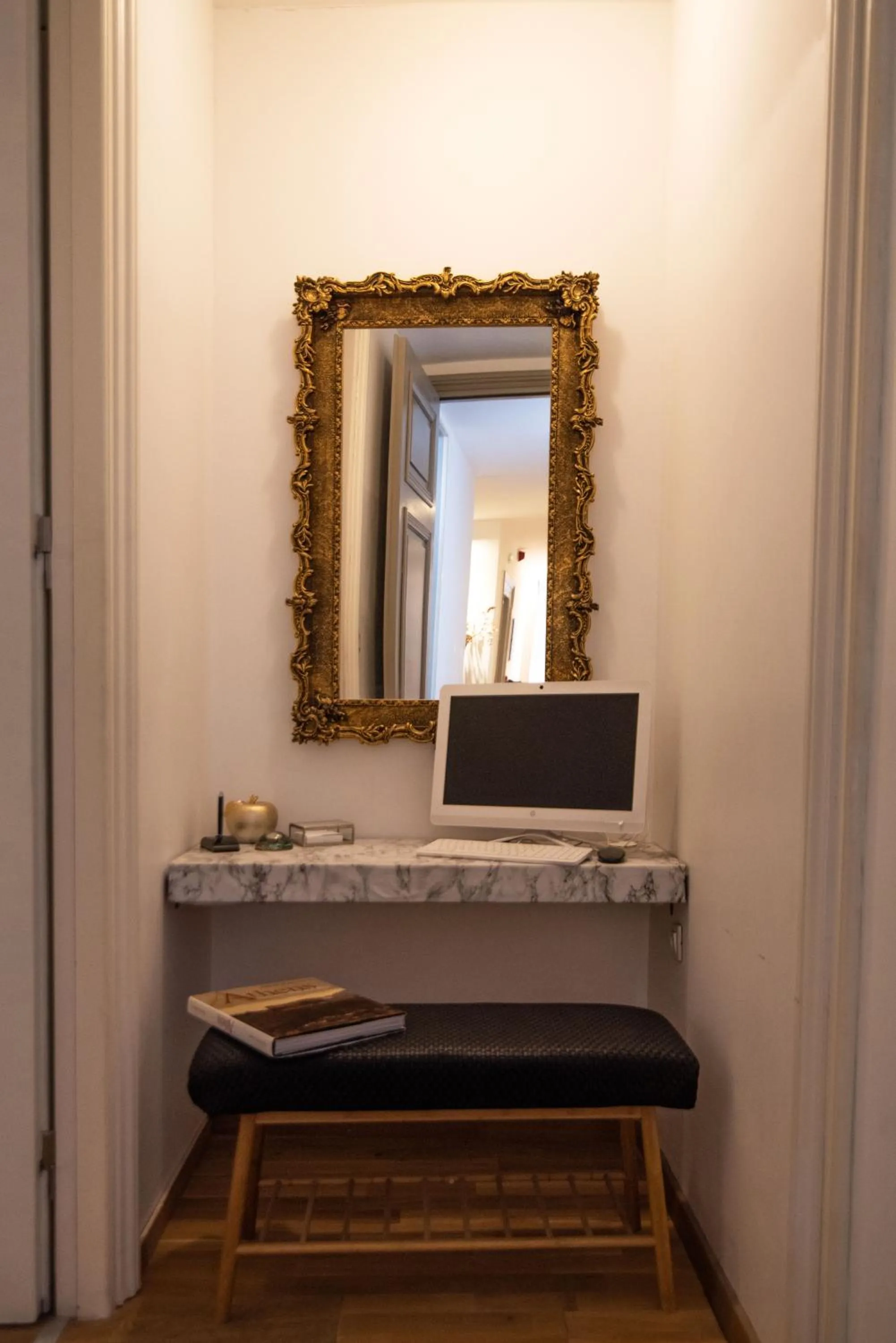 Living room in Emporikon Athens Hotel