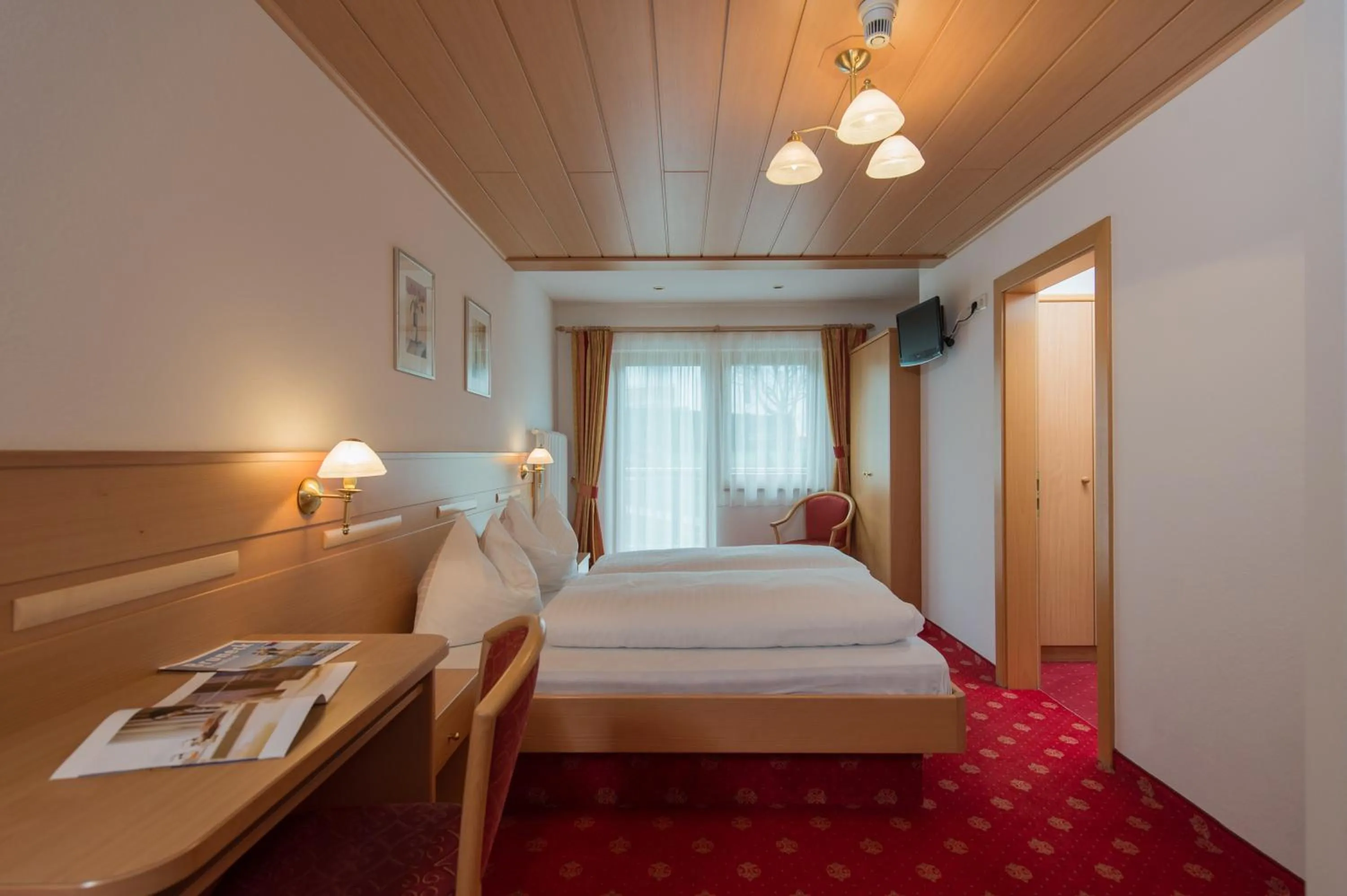 Photo of the whole room, Bed in Hotel Garni Hochgruber