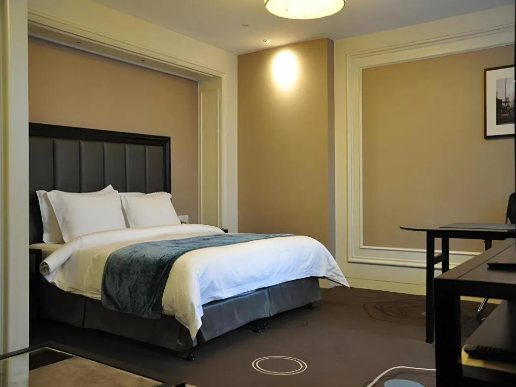 Bed in Jinjiang Metropolo Hotel Classiq YMCA People Square