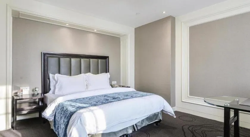 Bed in Jinjiang Metropolo Hotel Classiq YMCA People Square