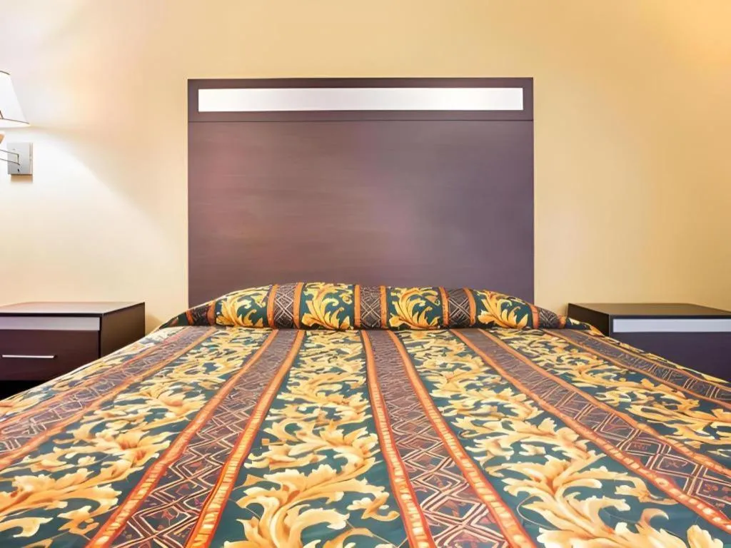 Bed in Rodeway Inn Mount Laurel Hwy 73