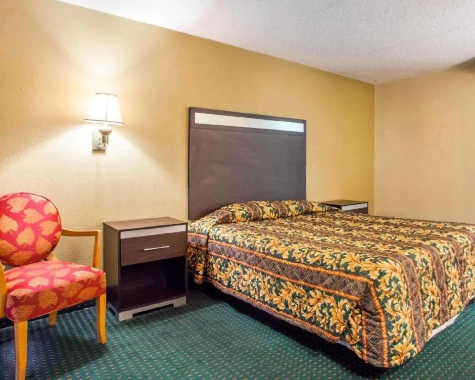 Bed in Rodeway Inn Mount Laurel Hwy 73
