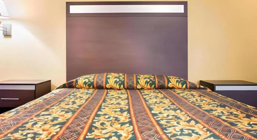 Bed in Rodeway Inn Mount Laurel Hwy 73