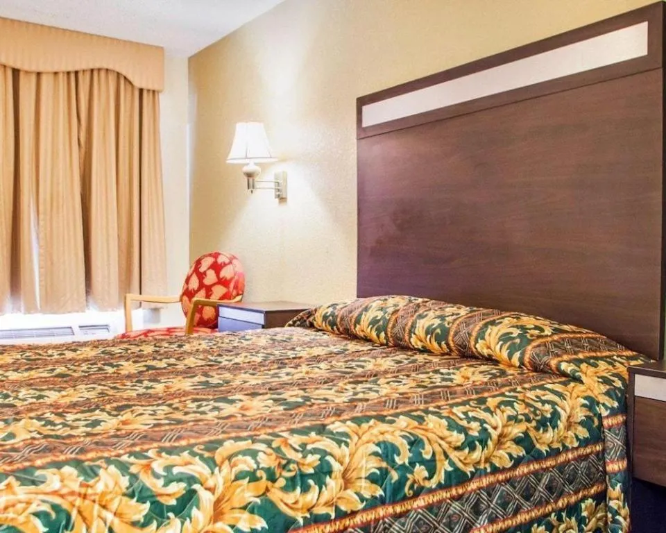 Bed in Rodeway Inn Mount Laurel Hwy 73