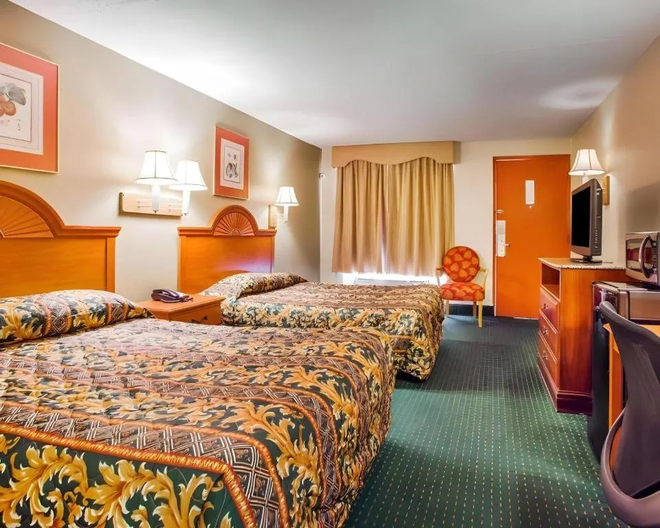 Bed in Rodeway Inn Mount Laurel Hwy 73