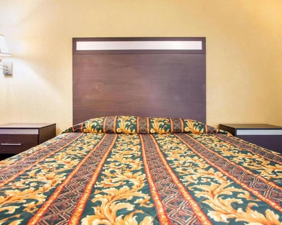 Bed in Rodeway Inn Mount Laurel Hwy 73