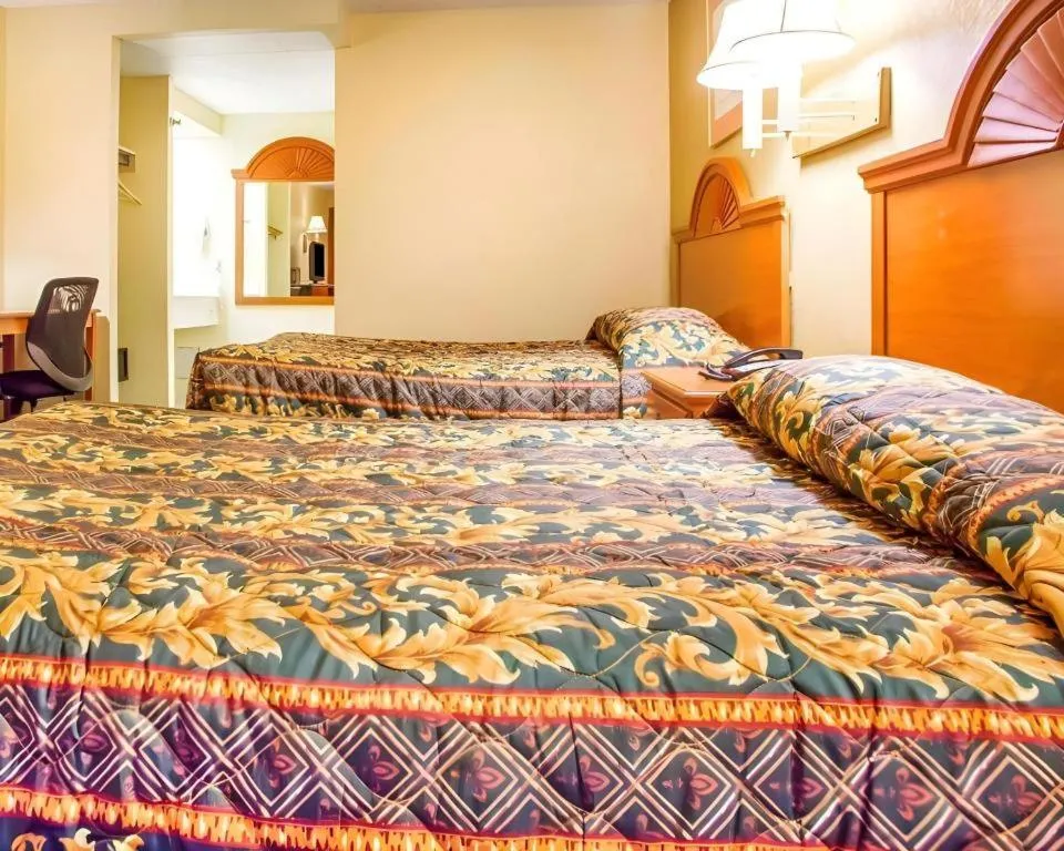 Bed in Rodeway Inn Mount Laurel Hwy 73