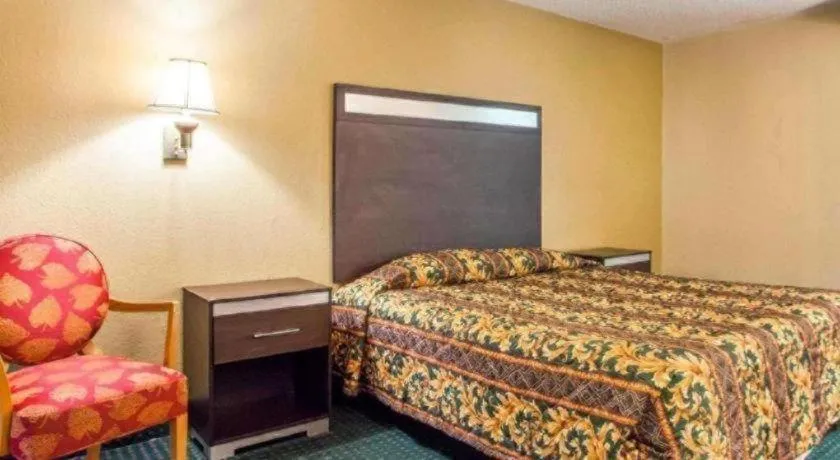 Bed in Rodeway Inn Mount Laurel Hwy 73