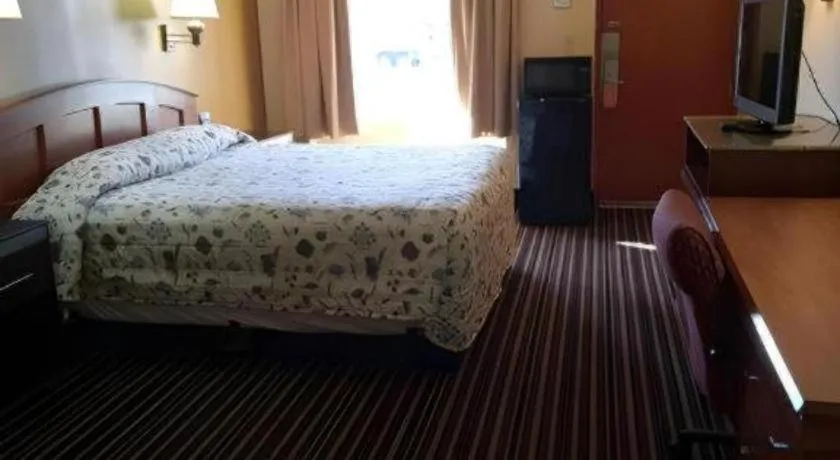 Bed in Rodeway Inn Mount Laurel Hwy 73