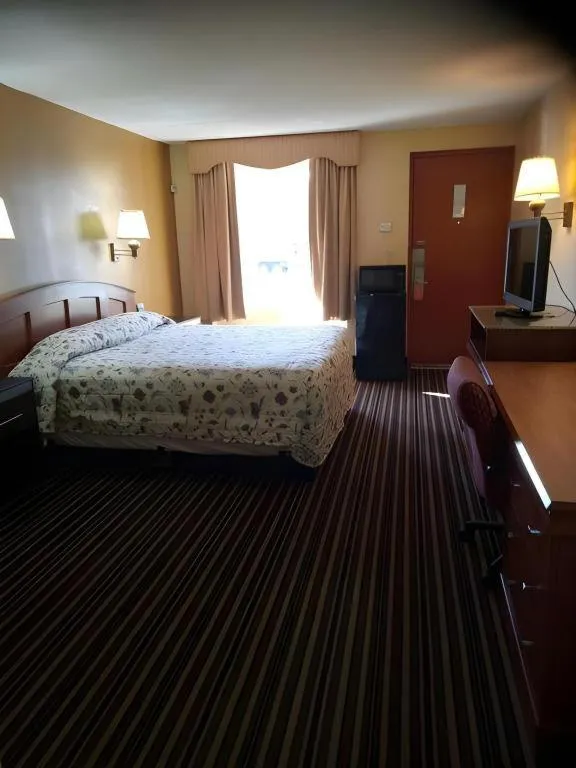 Bed in Rodeway Inn Mount Laurel Hwy 73