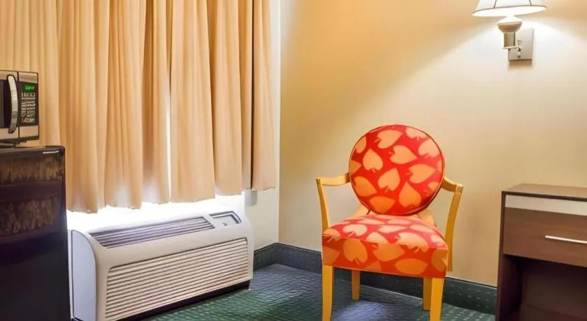 Bed in Rodeway Inn Mount Laurel Hwy 73