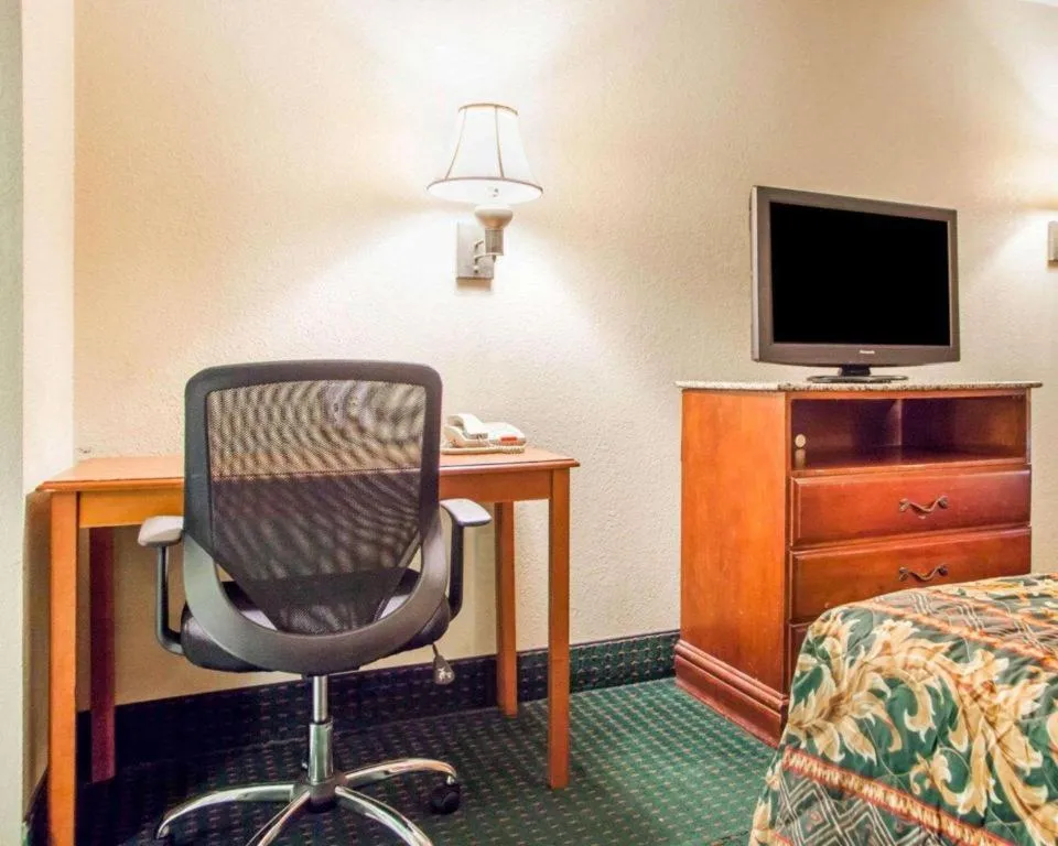 Bed in Rodeway Inn Mount Laurel Hwy 73