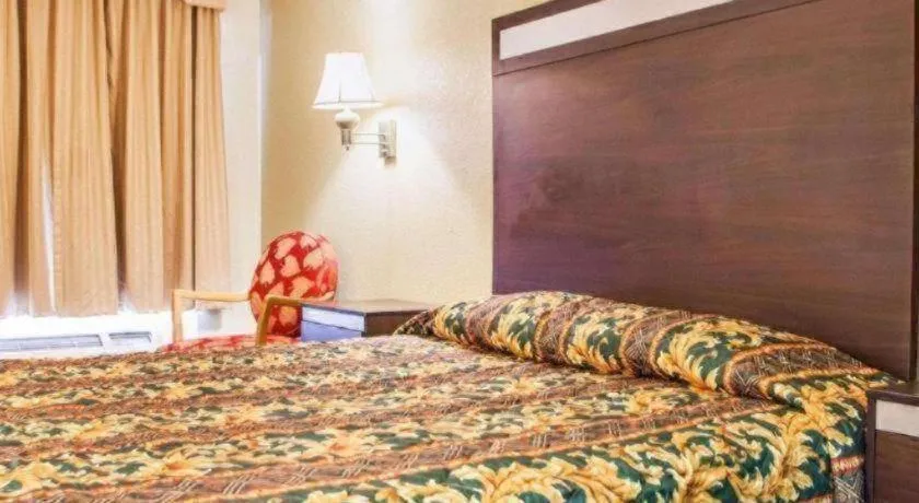 Bed in Rodeway Inn Mount Laurel Hwy 73