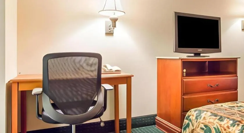 Bed in Rodeway Inn Mount Laurel Hwy 73