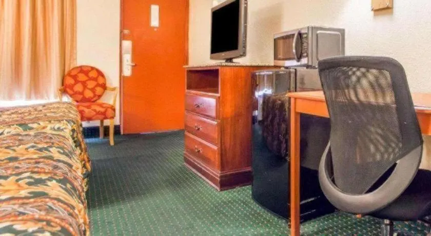 Bed in Rodeway Inn Mount Laurel Hwy 73