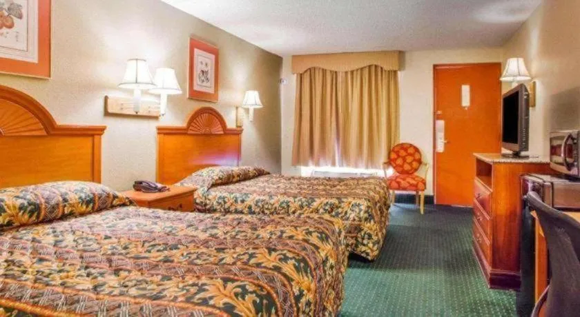 Bed in Rodeway Inn Mount Laurel Hwy 73
