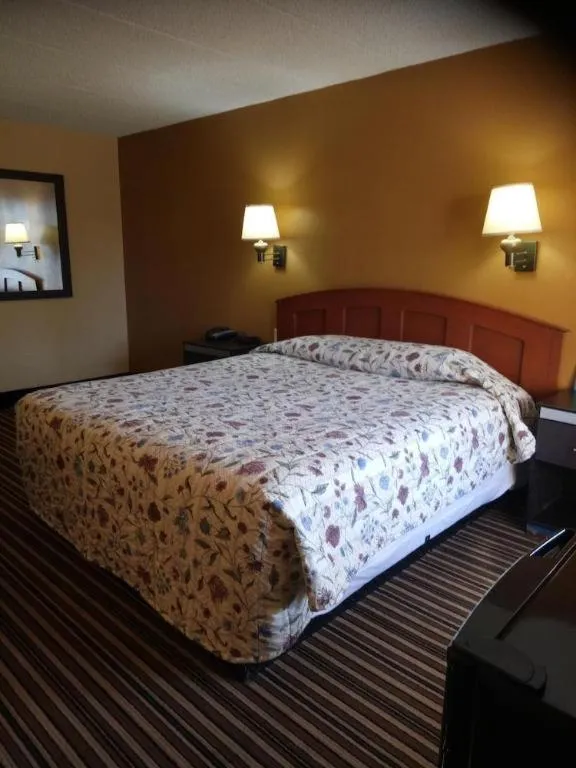 Bed in Rodeway Inn Mount Laurel Hwy 73