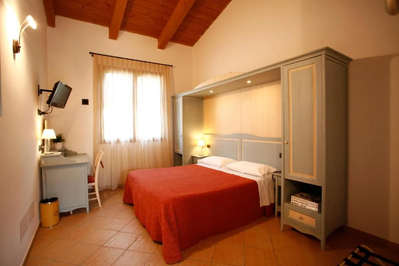 Photo of the whole room, Bed in Due Ponti Village